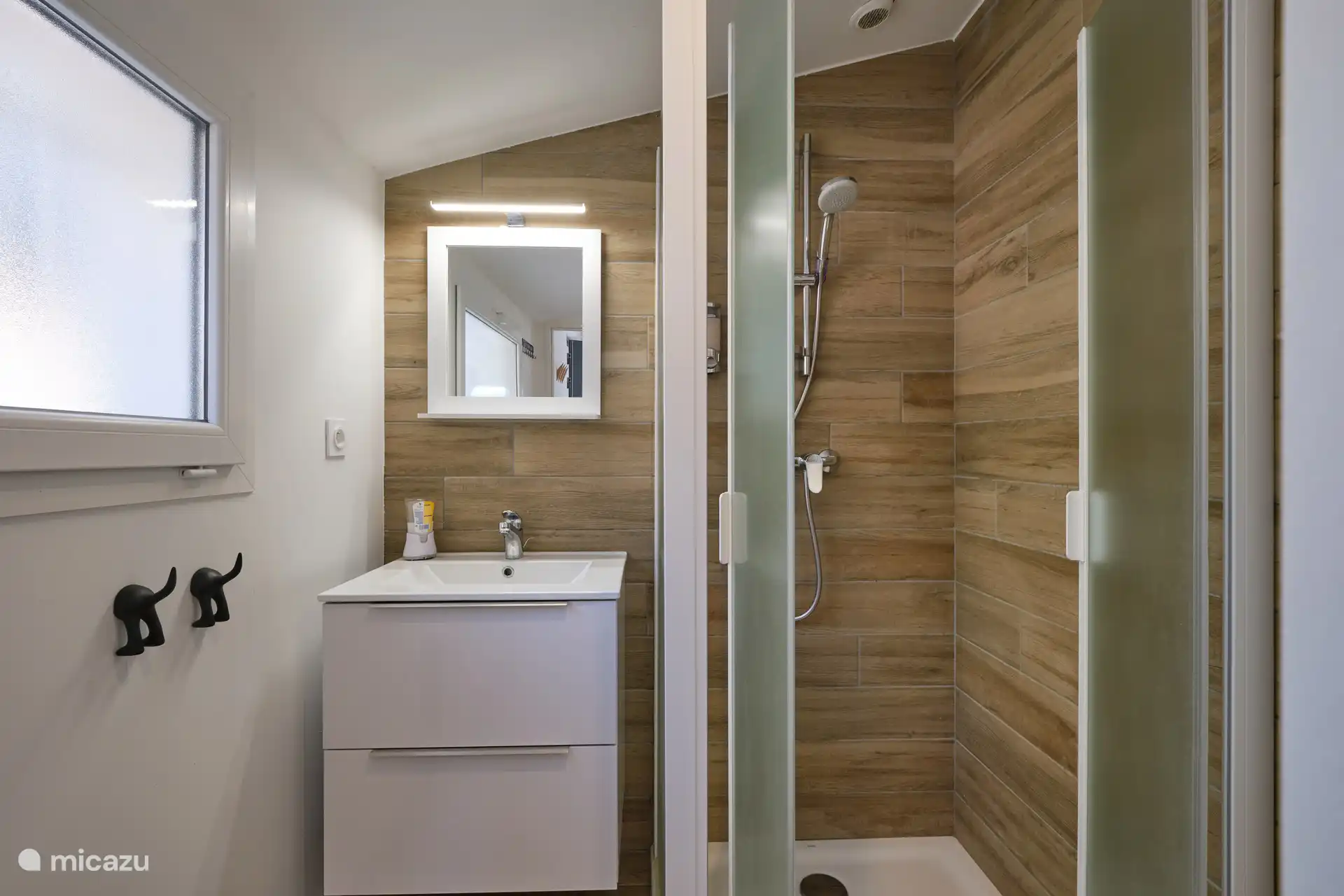 Badezimmer 2, ebenfalls mit Toilette im Erdgeschoss. Neben dem Eingang.