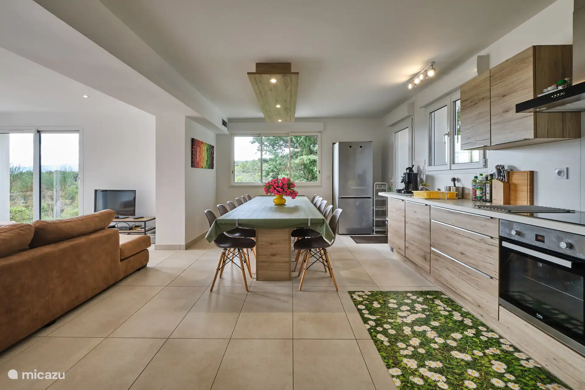 Speisesaal mit Tisch für 12 Personen