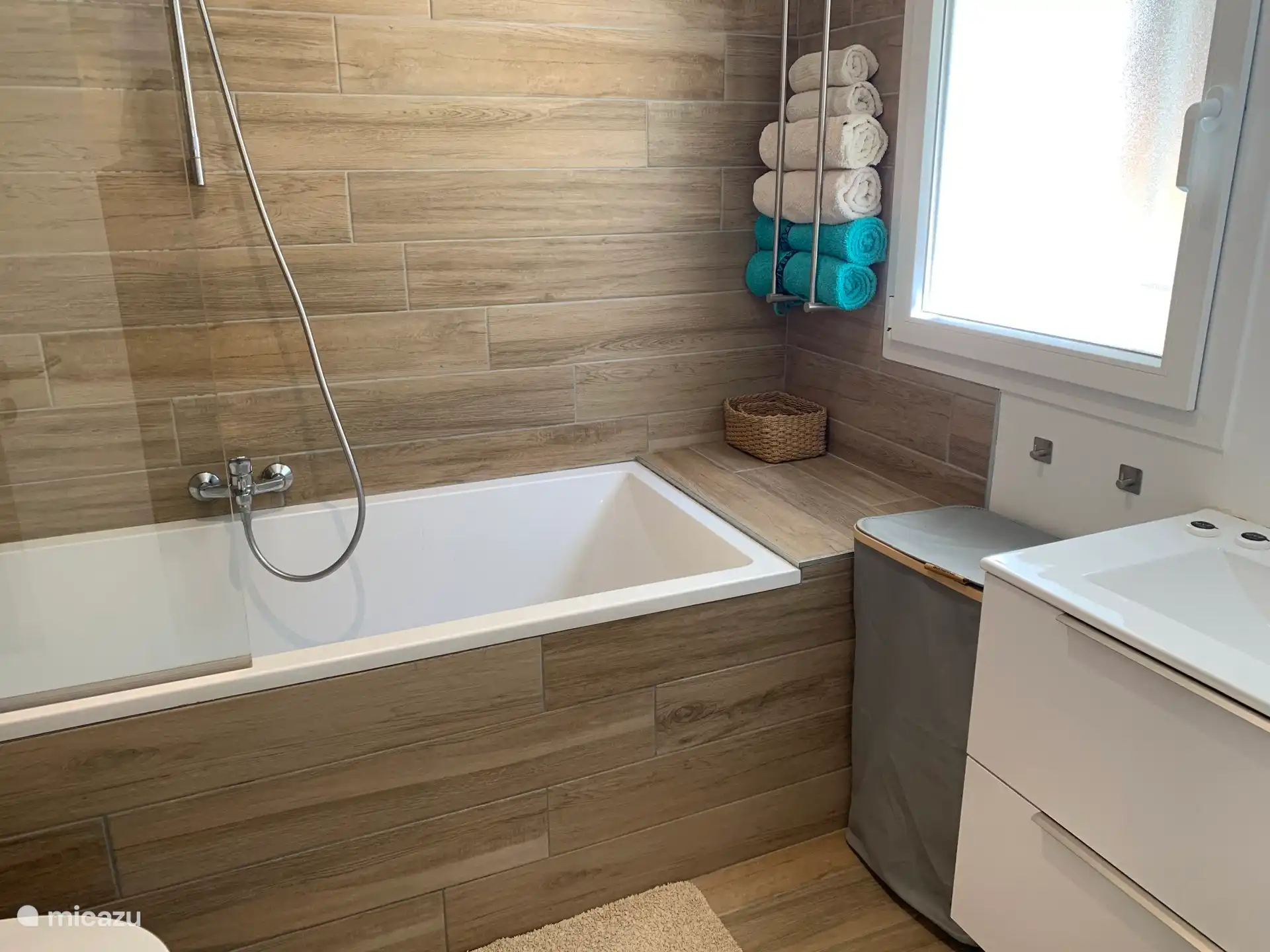 Badezimmer mit eigenem Bad in Zimmer 1.