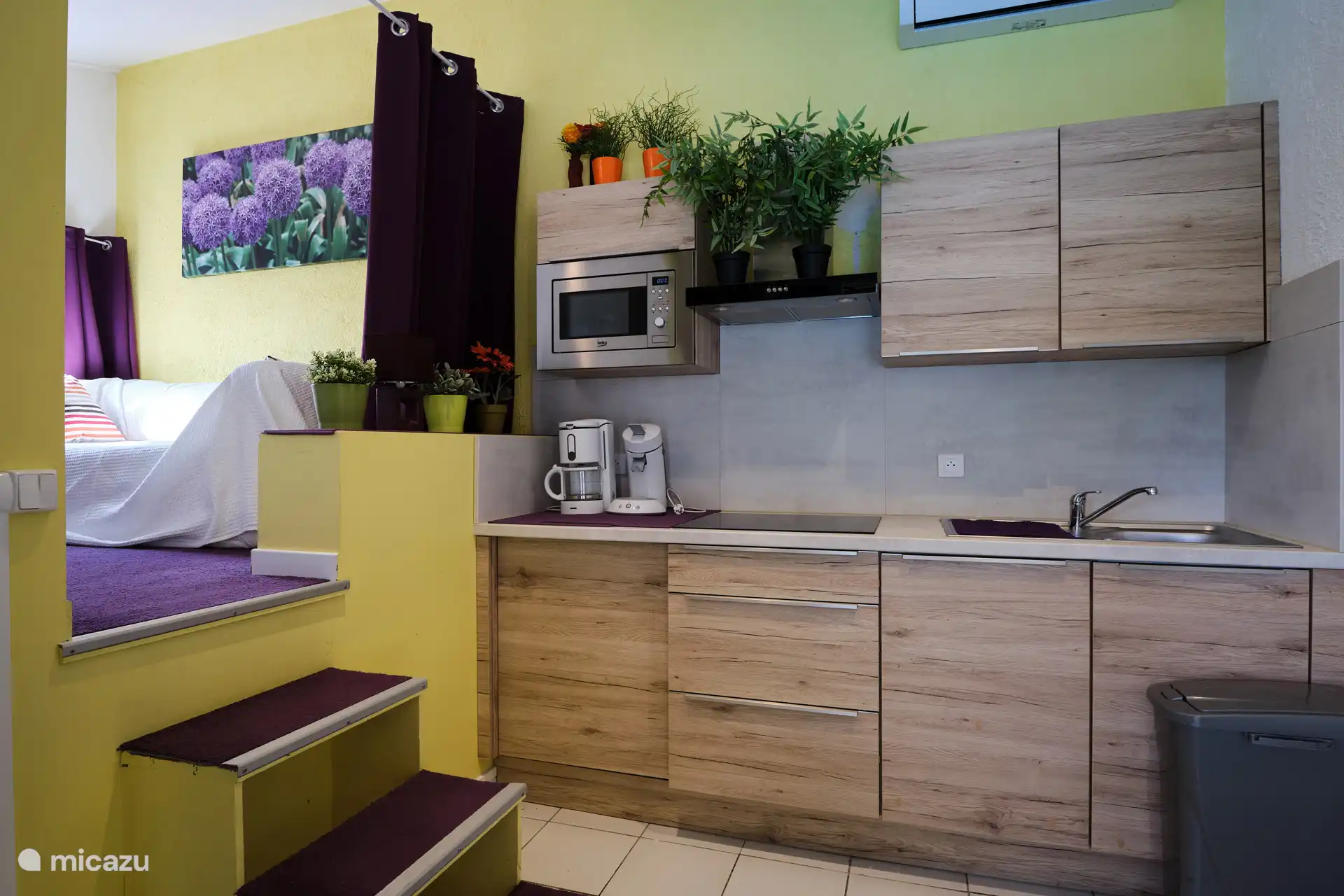 Badehaus. Außerdem steht der Kühlschrank in der Nähe der überdachten Poolterrasse.