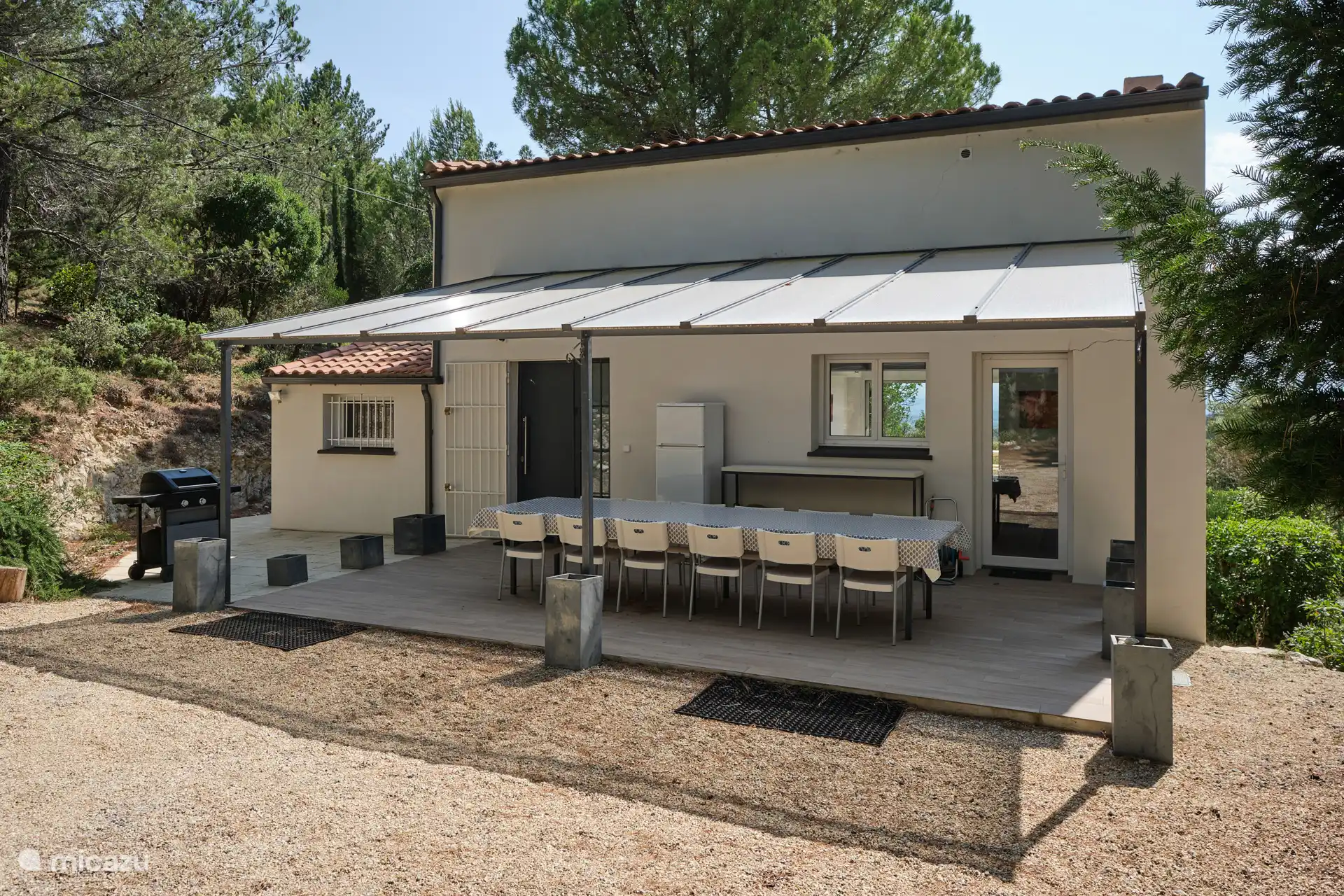 Gemeinsam grillen sie mit 12 auf einer überdachten Terrasse 