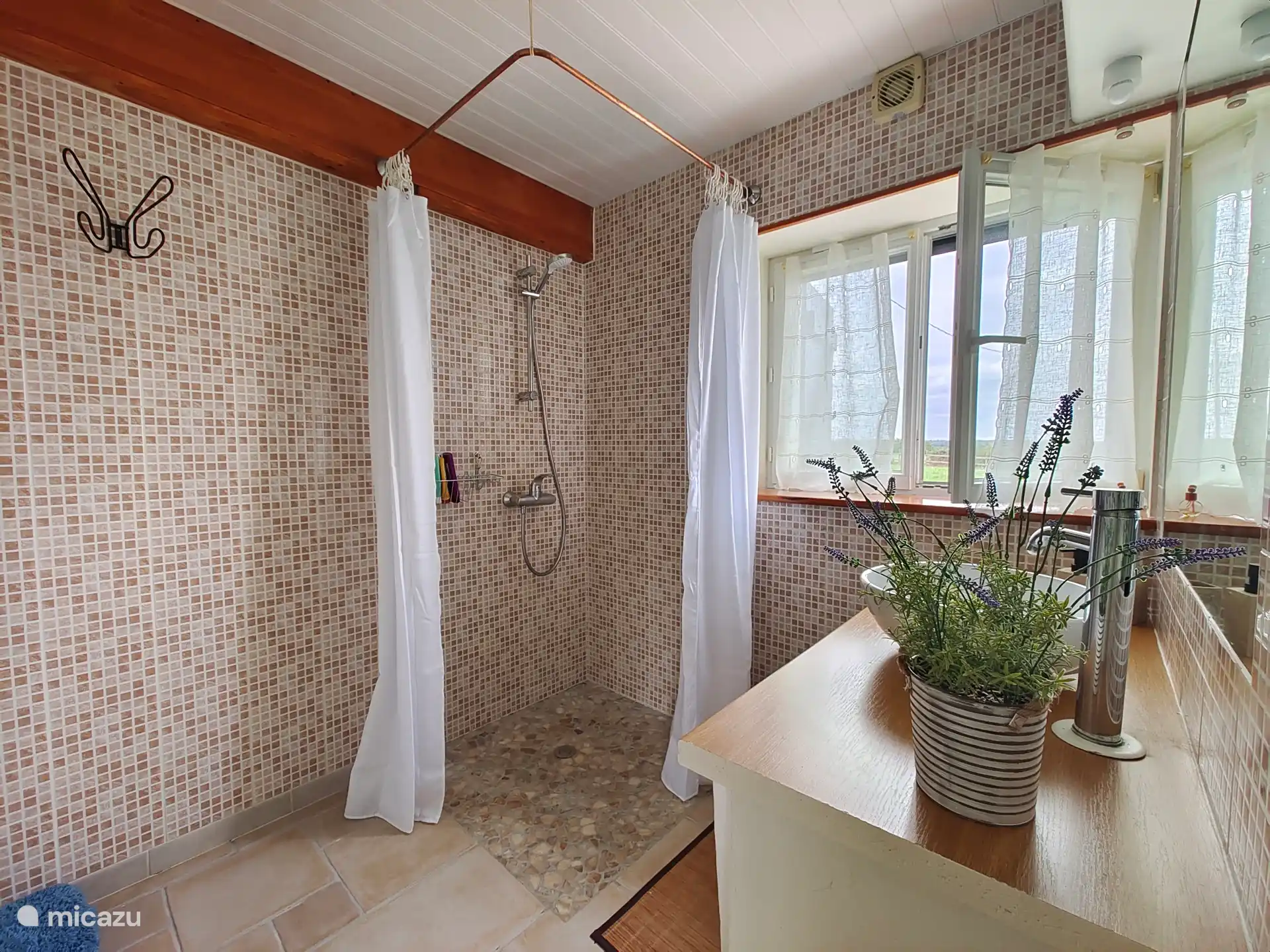 Duschbad mit Waschbecken