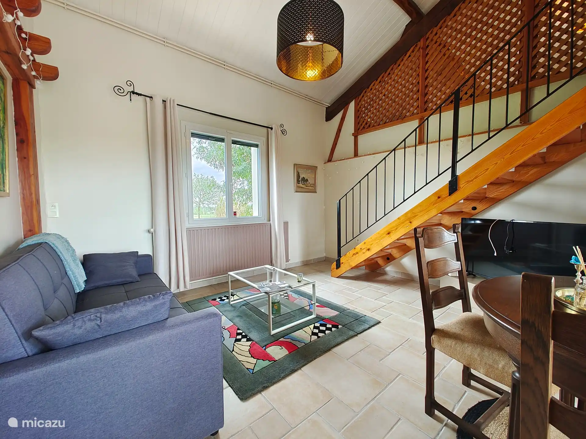 Wohnzimmer mit Treppe, die zum Zwischengeschoss führt