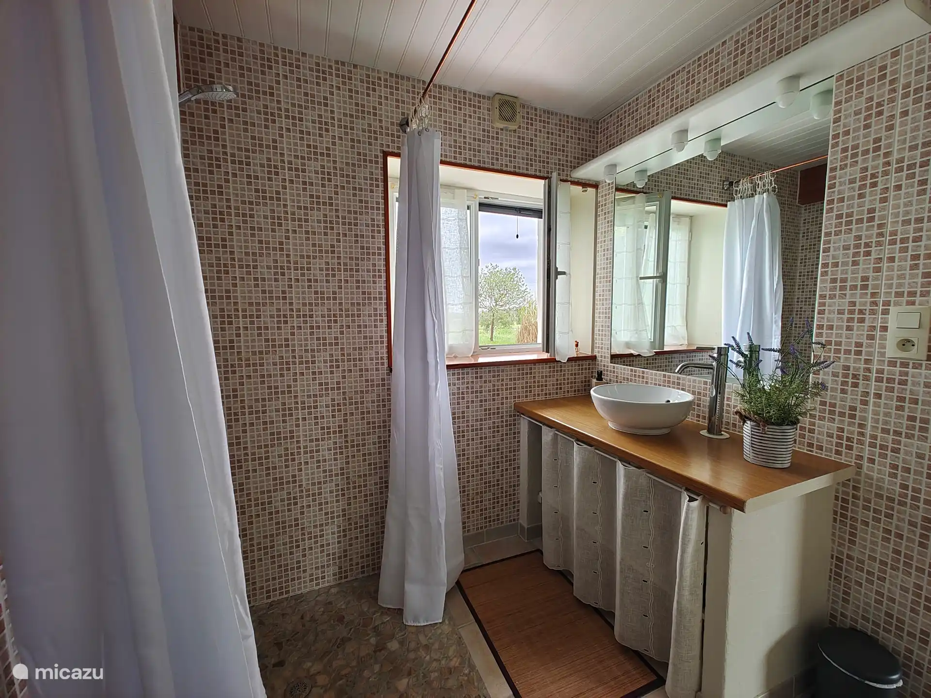 Duschbad mit Waschbecken