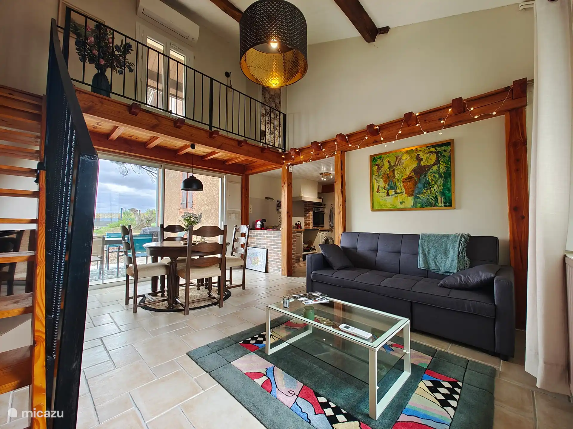 Wohnzimmer mit Zwischengeschoss. Essbereich mit Blick auf die Terrasse. 