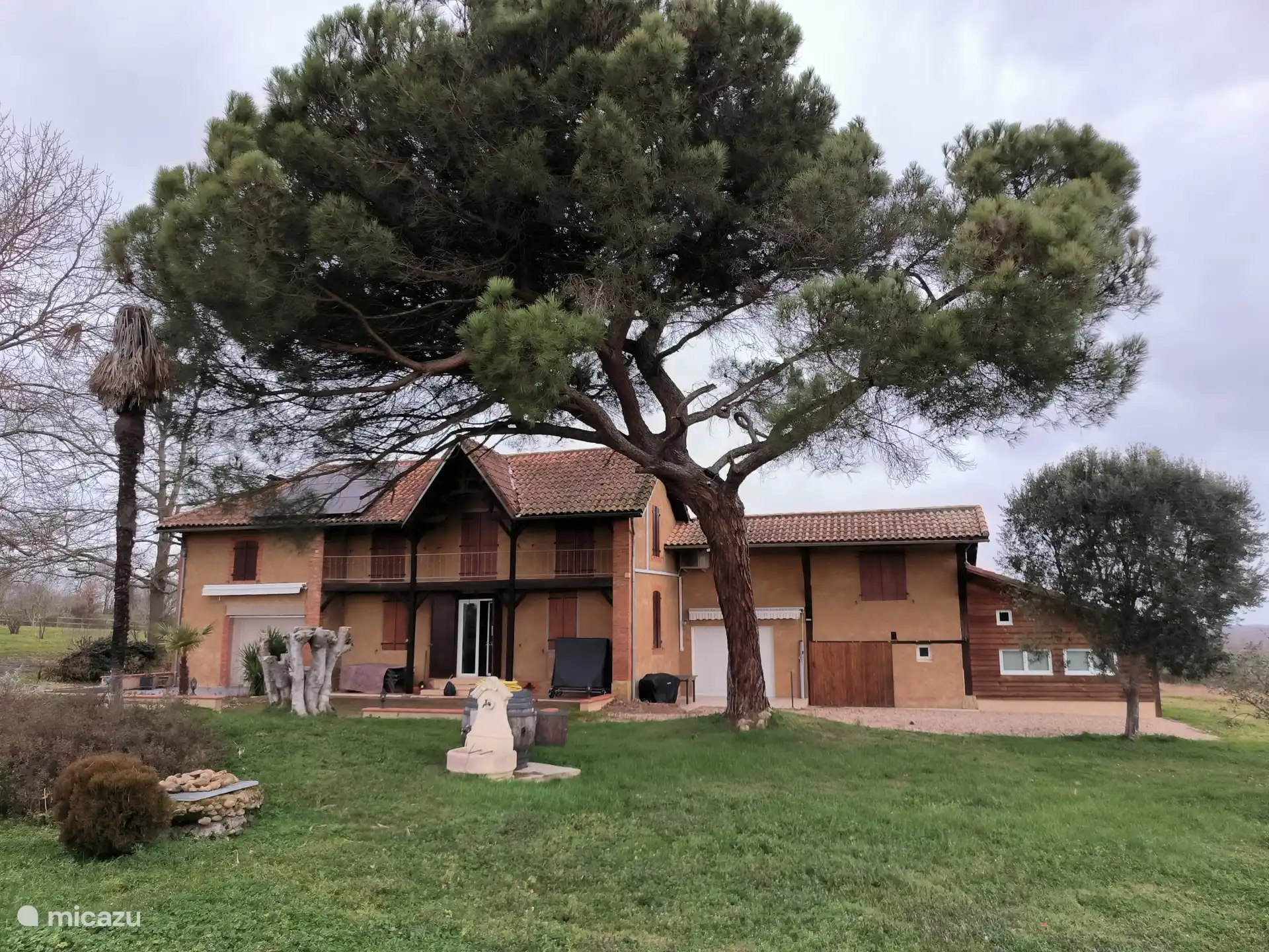 La casa de campo independiente con, a la derecha, la gîte Le Campané