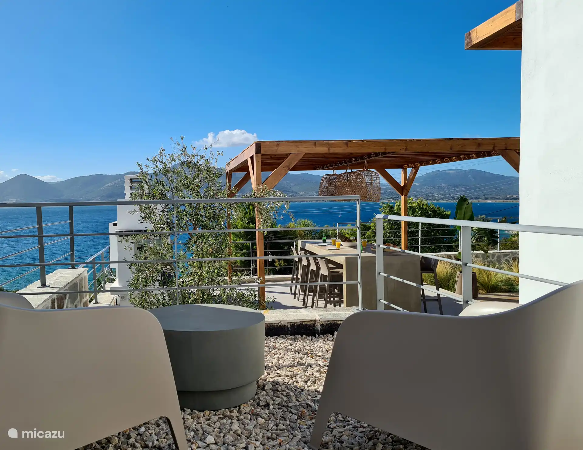 Kleiner Couchtisch und Stühle, trinken Sie etwas und genießen Sie die schöne Umgebung