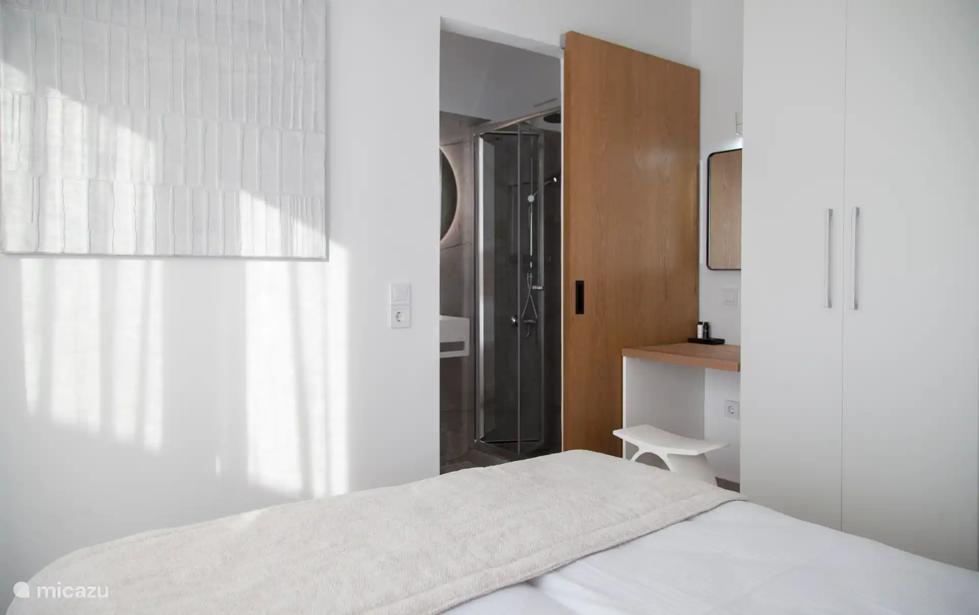 Eigenes Bad, Schminkspiegel und Schreibtisch mit Stuhl.