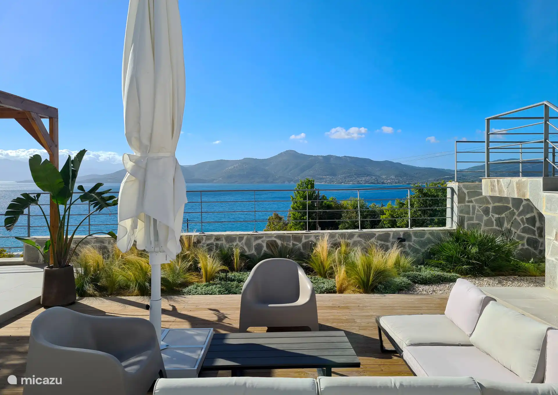 Lounge-Sitzbereich zwischen Pool und Grillbereich 