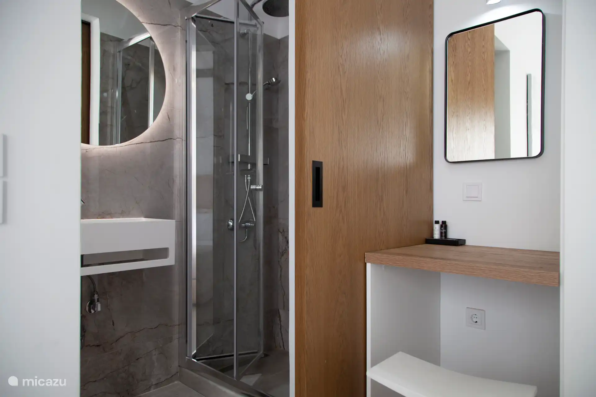 Bad mit begehbarer Dusche 