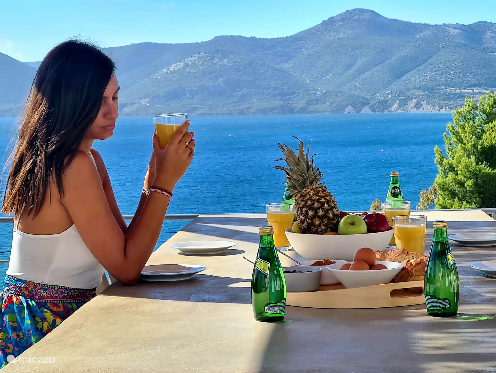 Frühstücken Sie am riesigen handgemachten Tisch am Pool und genießen Sie die Aussicht