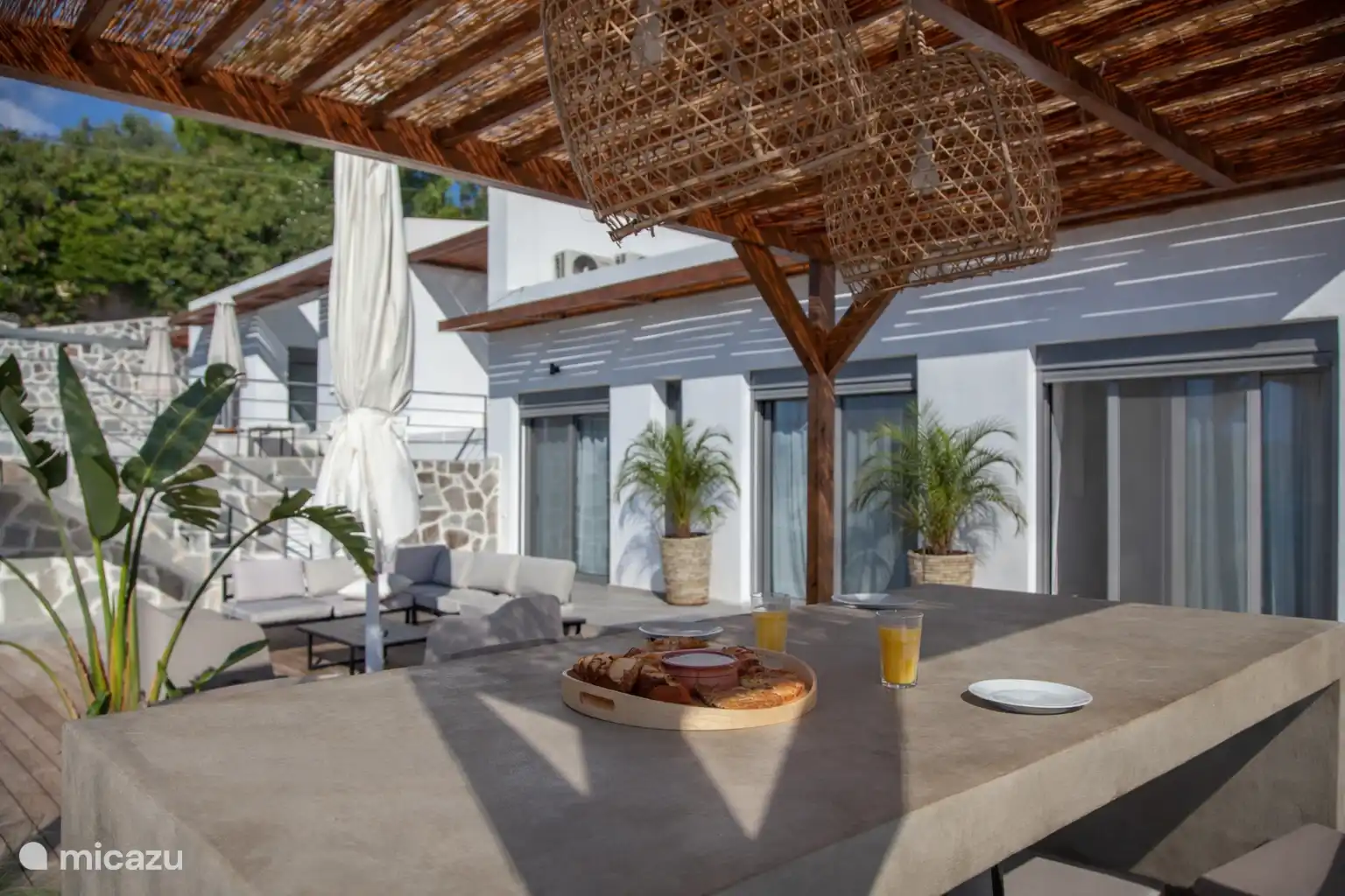 Espace de détente et table à manger extérieure ombragée