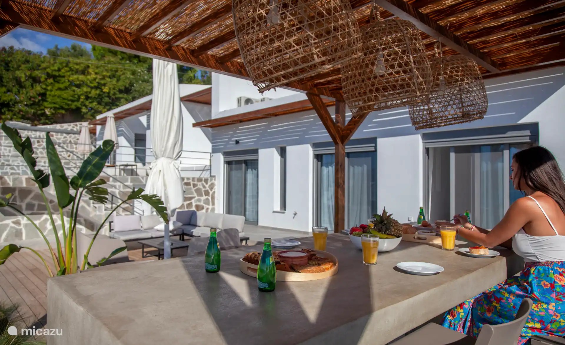 Genießen Sie unter der Pergola Getränke und Essen im Freien.