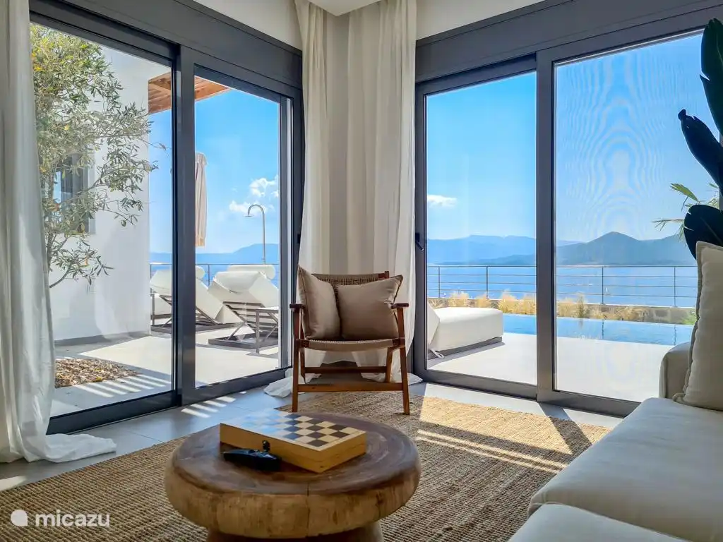 Die ideale Aussicht sitzt auf dem geräumigen Sofa im Wohnzimmer