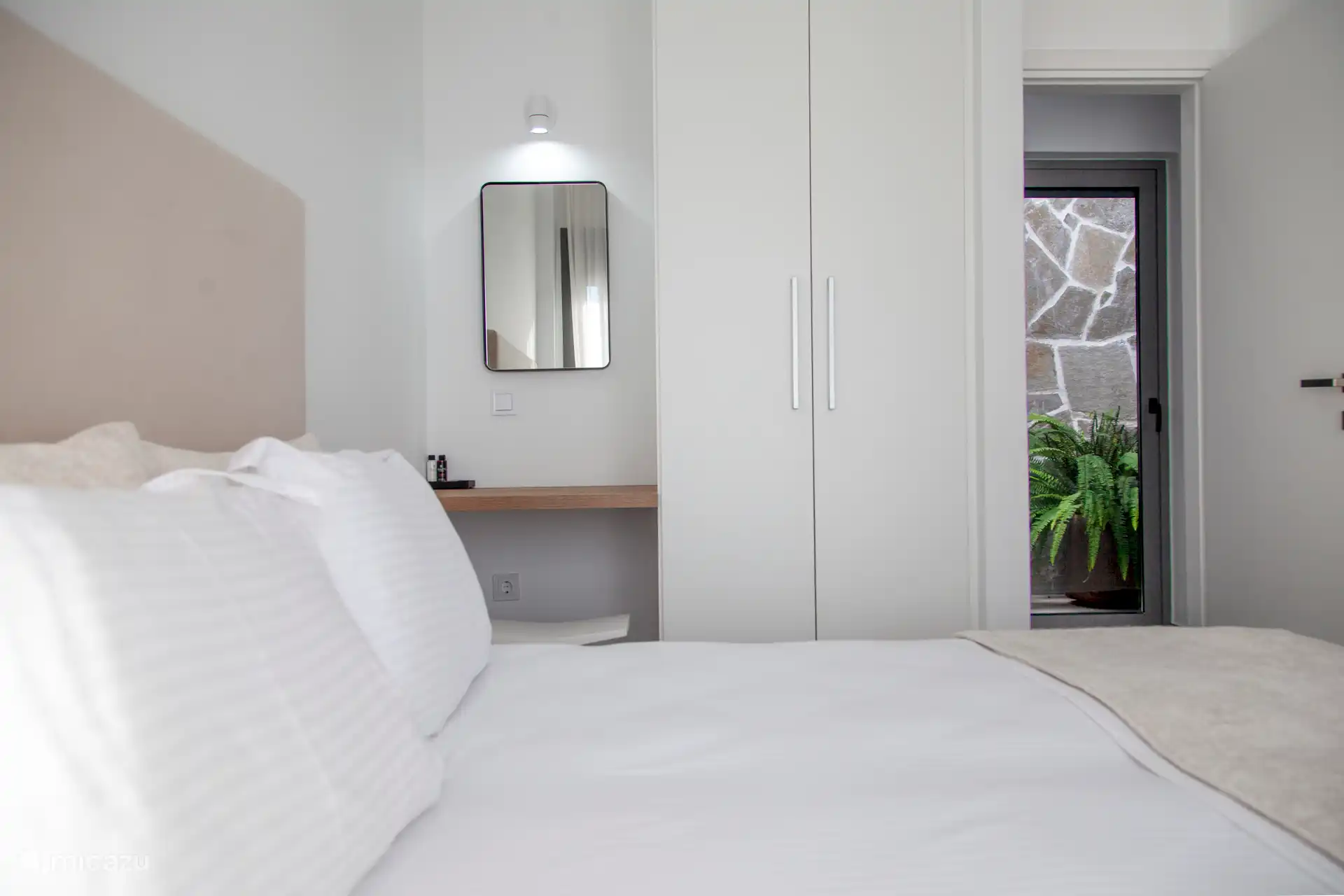 Schlafzimmer 2 – Waschtischtisch und Spiegel, großer Kleiderschrank, 2 Einzelbetten, die zu einem Doppelbett mit Topper werden können