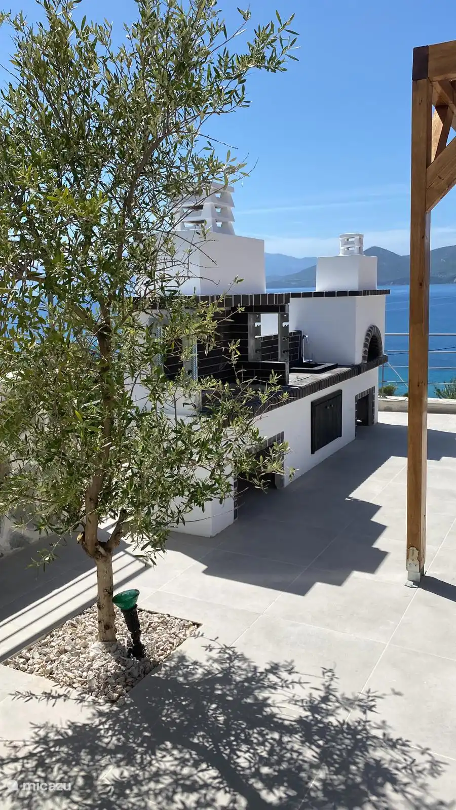 Grillbereich mit zusätzlichem Pizzaofen, perfekt zum Unterhalten der Kinder