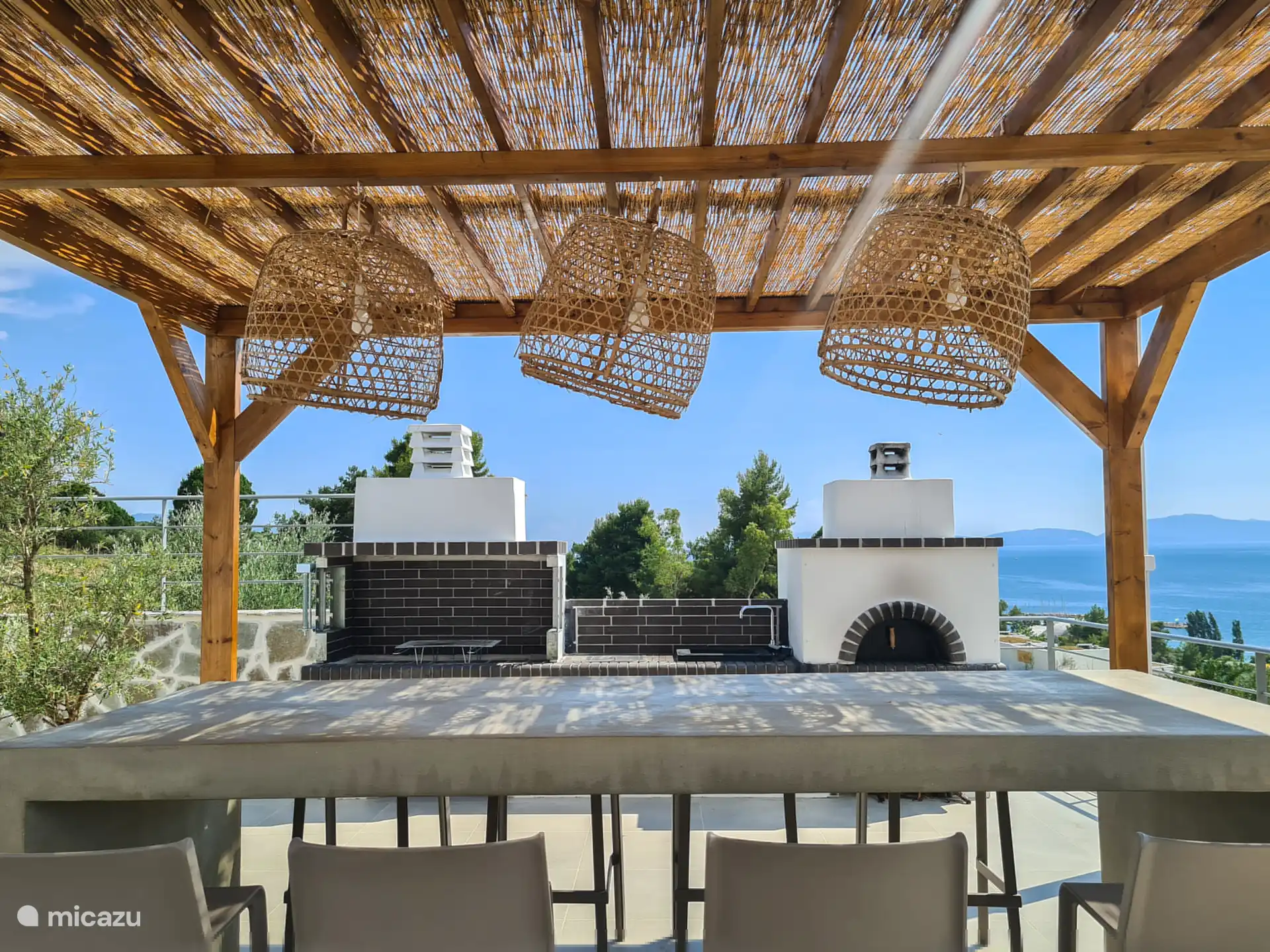 Das riesige BBQ und der Pizzaofen – ein echter Trick für die Kleinen! mit integriertem Waschbecken, um das Abwaschen zu erleichtern