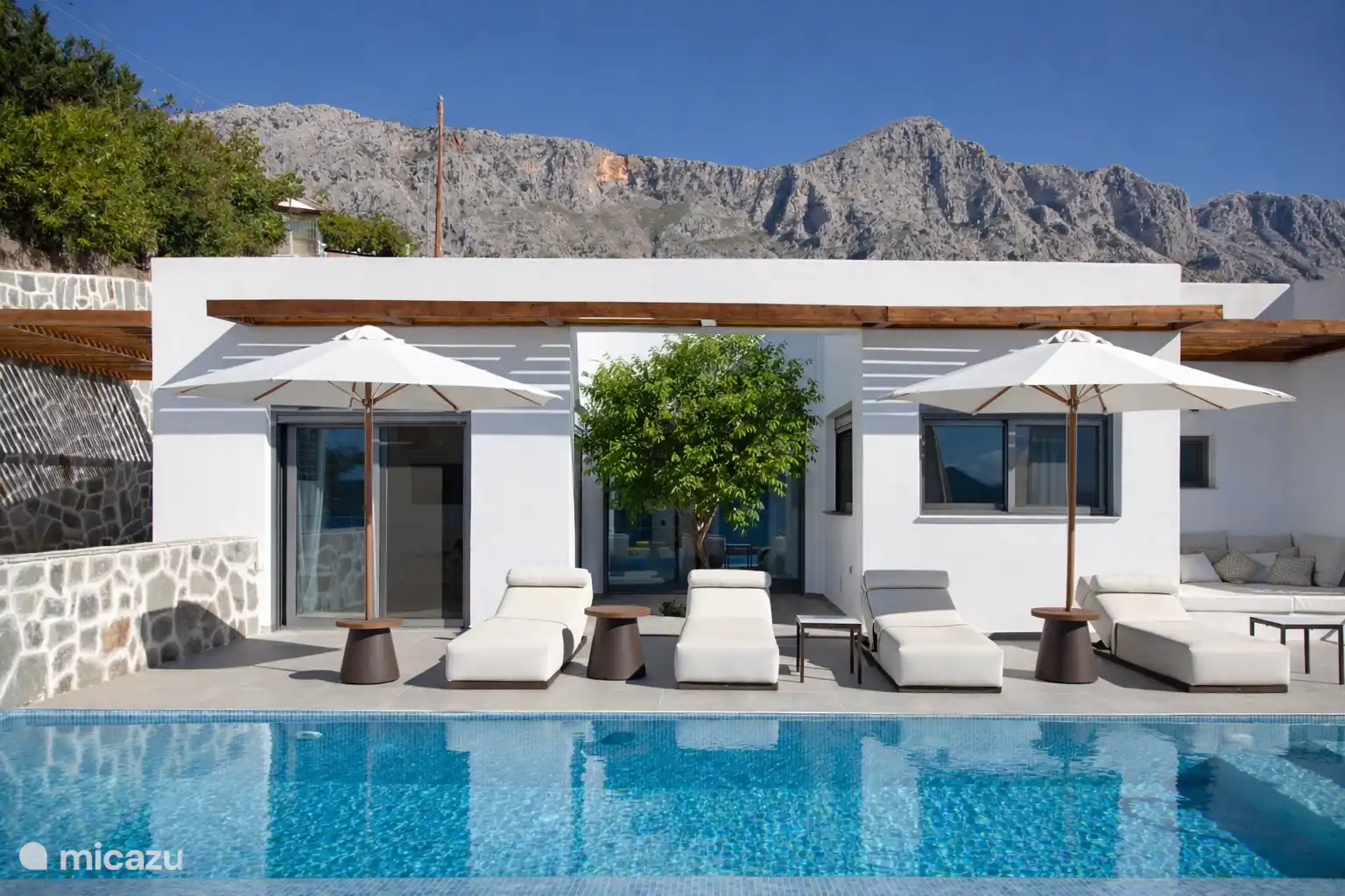 Montagnes impressionnantes derrière la villa 