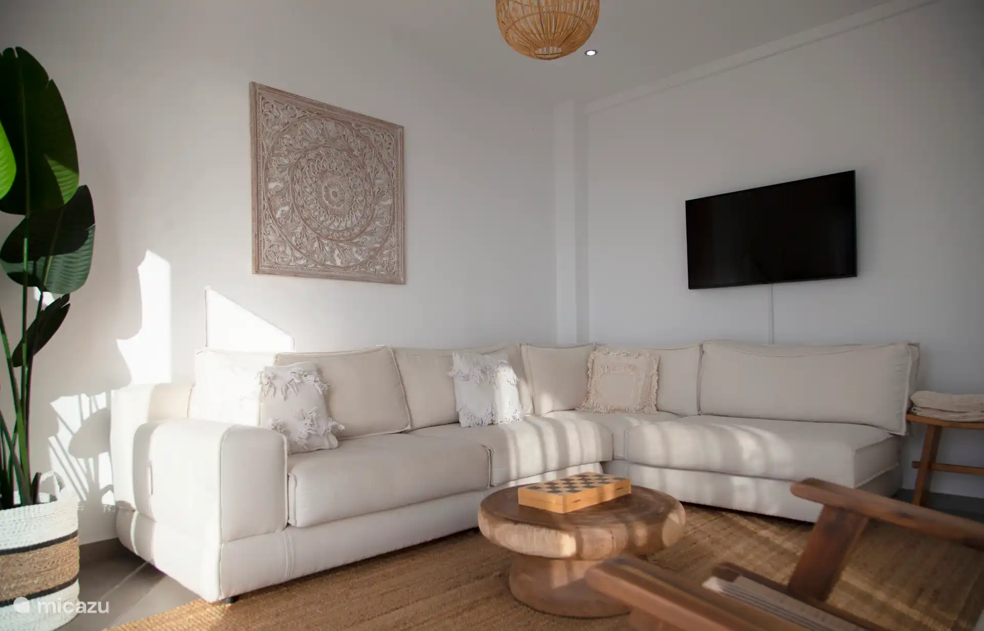 Wohnzimmerbereich mit Smart-TV 