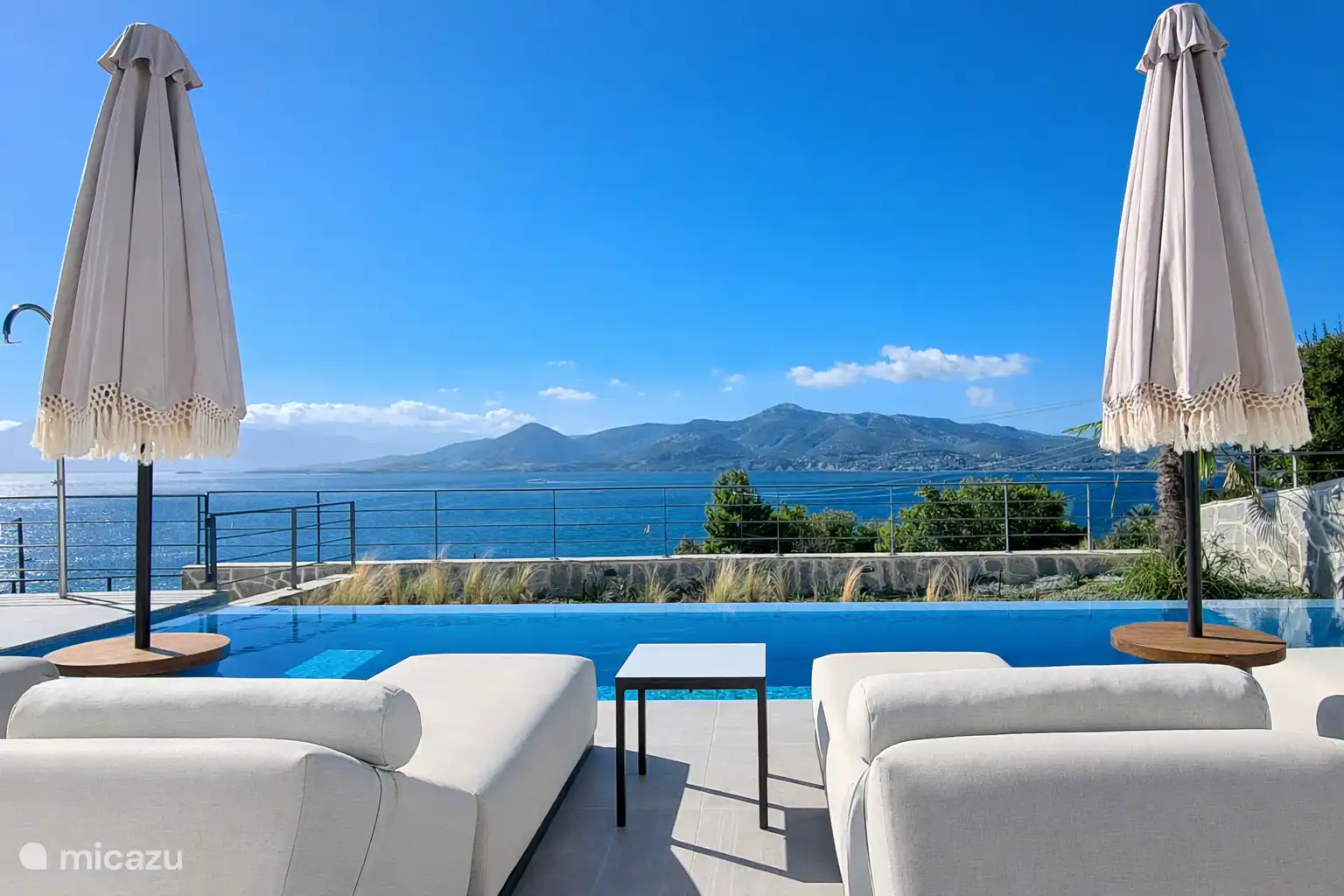 La vue paisible sur la mer et l’île de Lefkadas