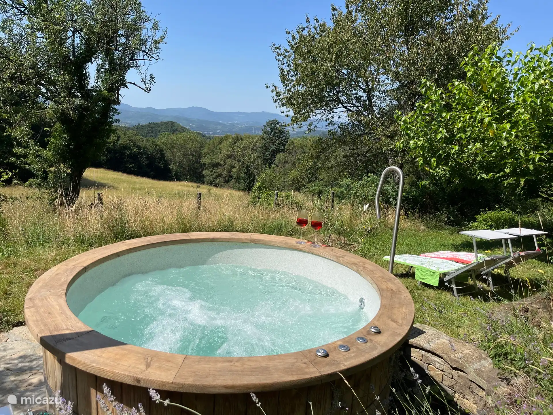 De hottub geeft heerlijk verkoeling in de zomer. Genieten van het uitzicht met een drankje