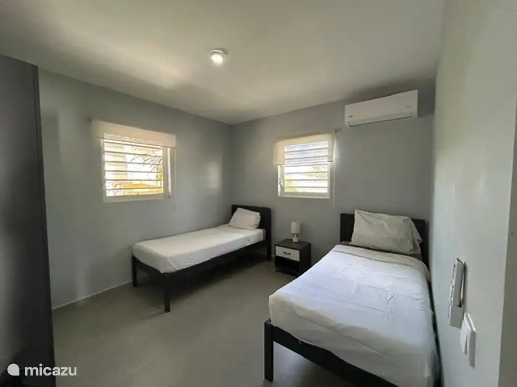 Bedroom with 2 single beds