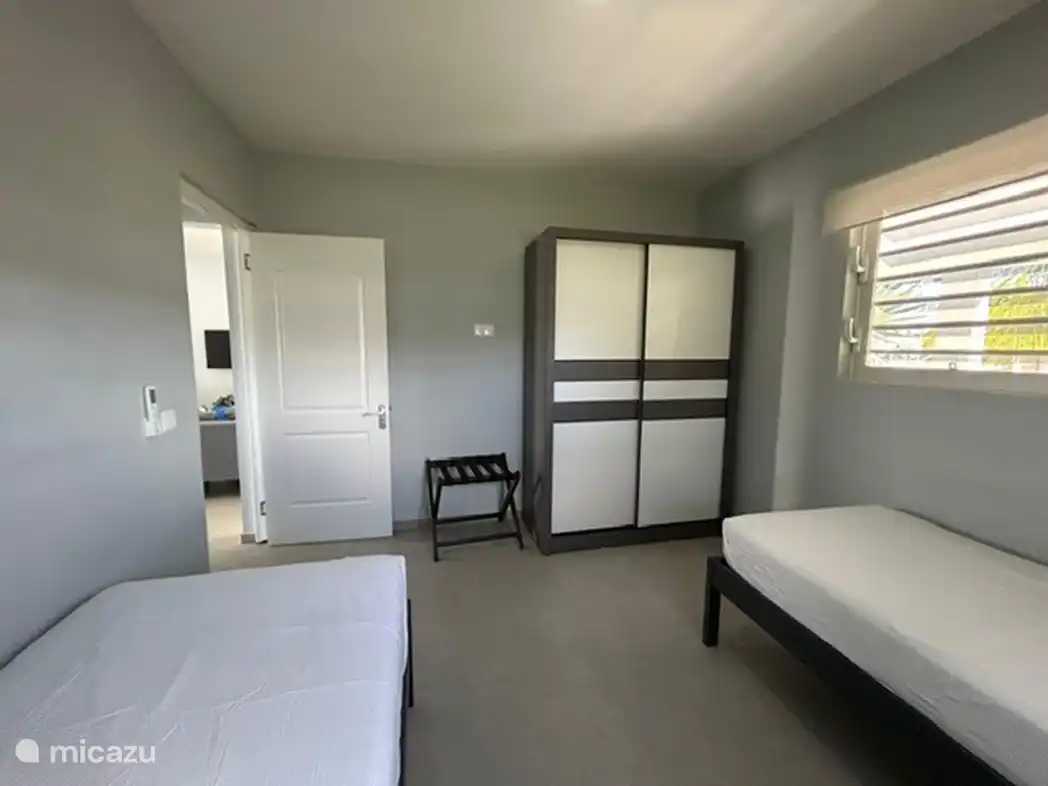 Bedroom with 2 single beds