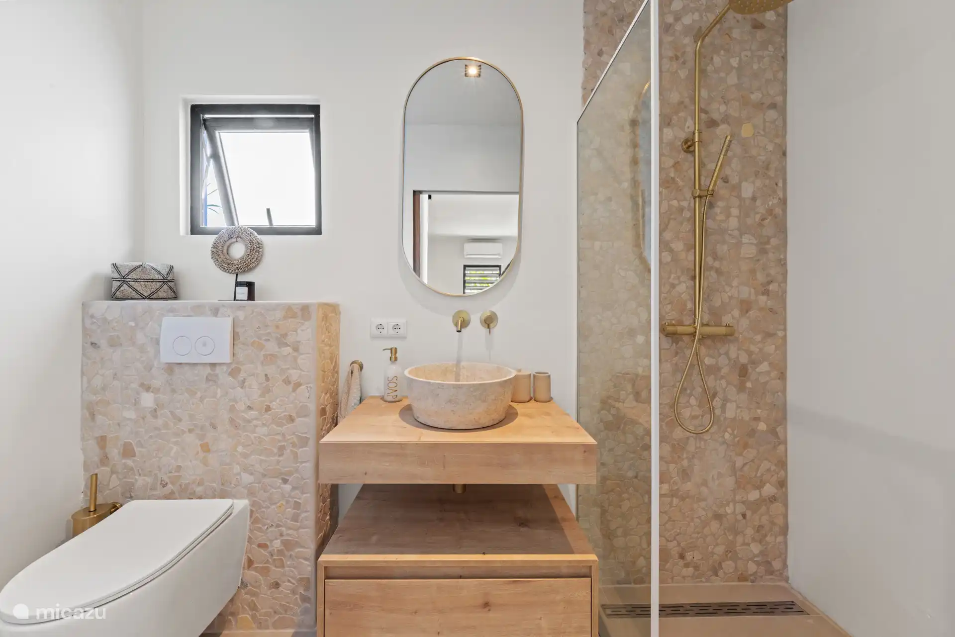 Luxe, complete badkamer.