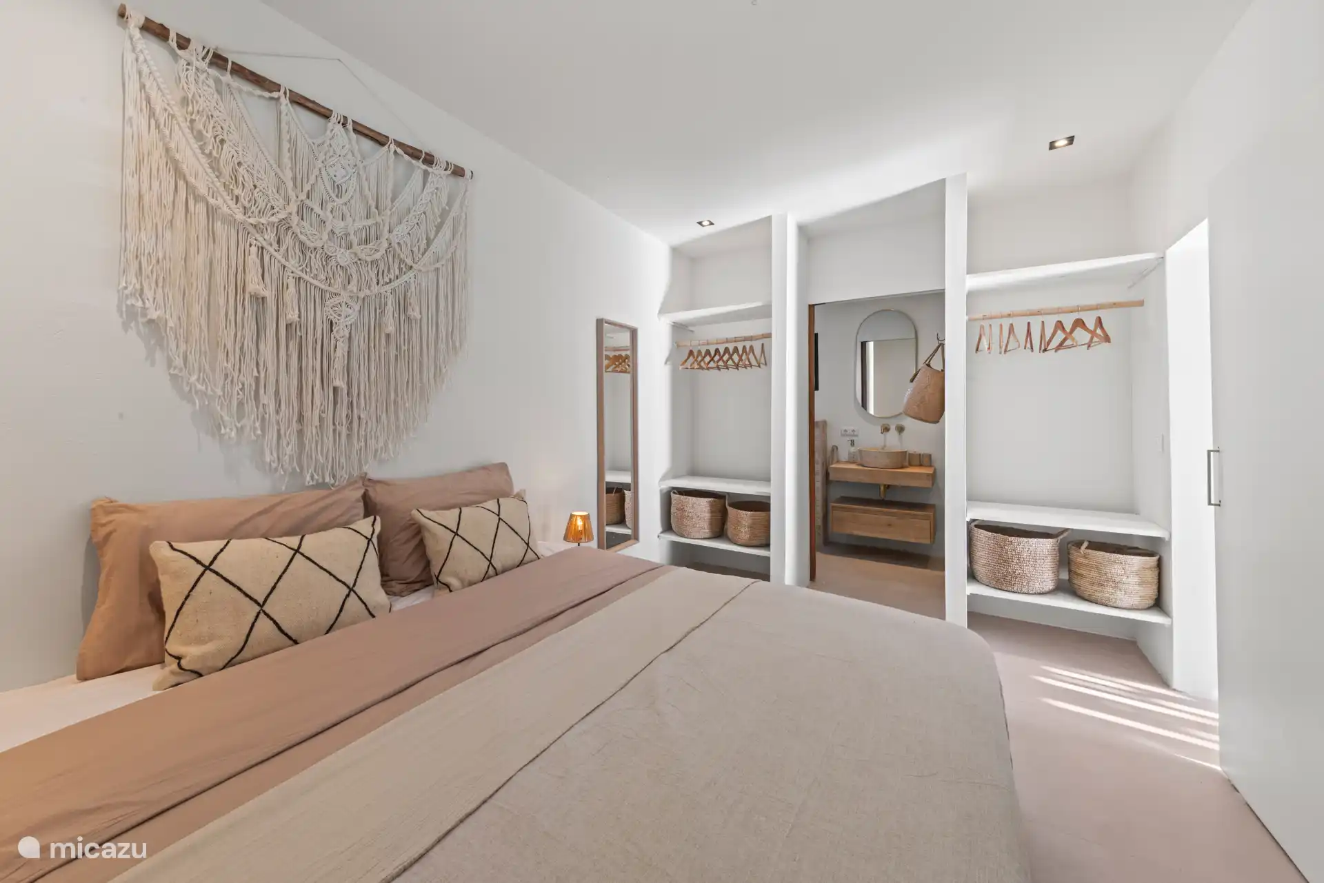 Grote slaapkamer met king-size boxspring van hotelkwaliteit. 