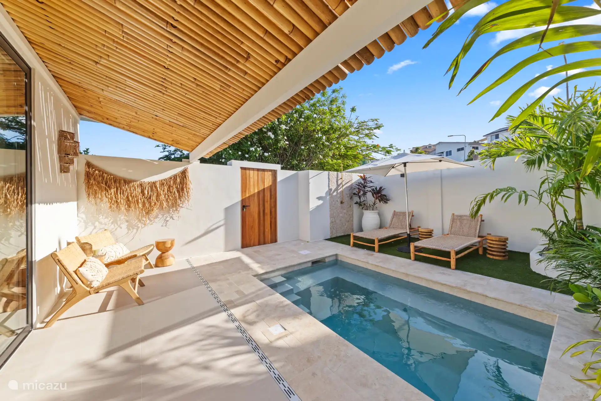 Genoeg relax plekjes in de patio tuin met privé plunge pool.