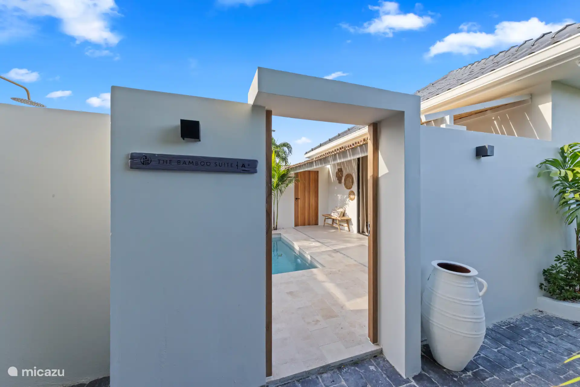 De ingang naar de bungalow.