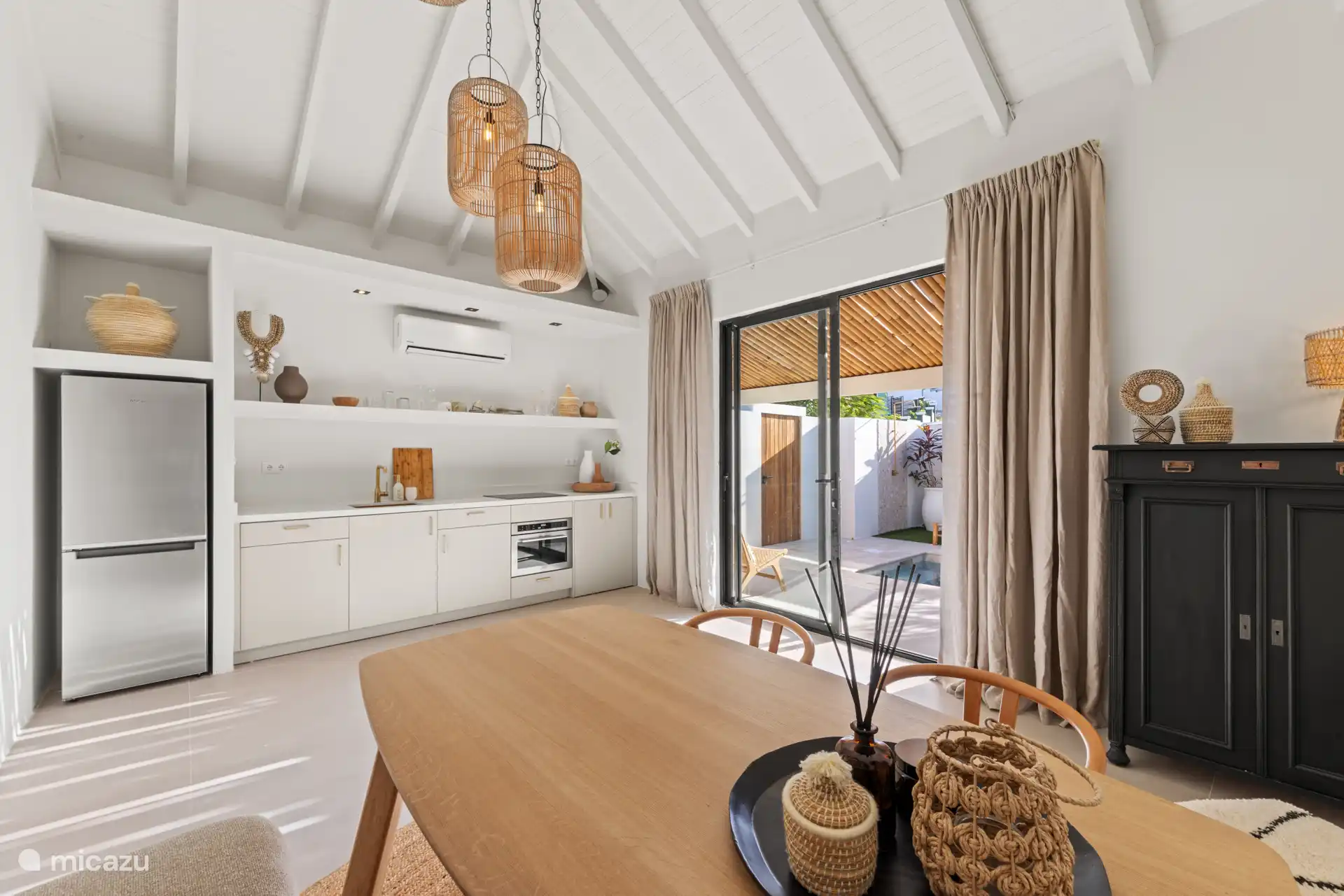 De bungalow is zeer licht van binnen.