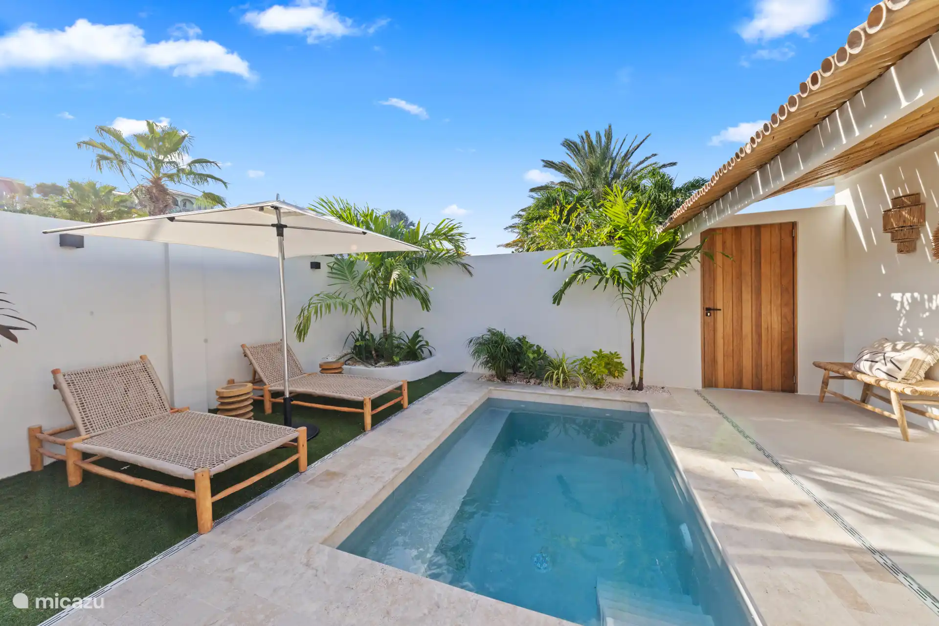 De plunge pool met zitbank.