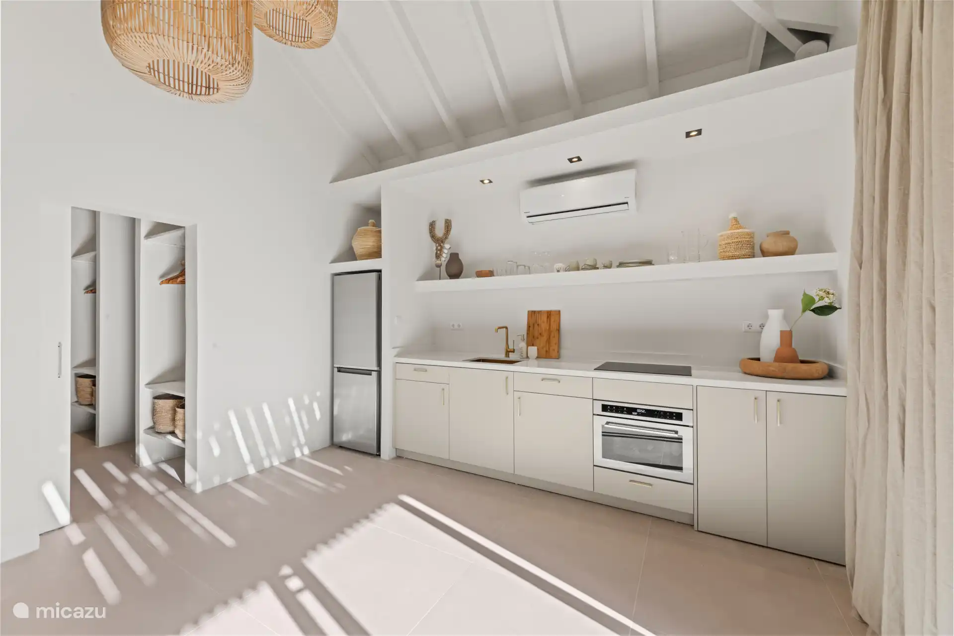 Grote, volledige keuken.