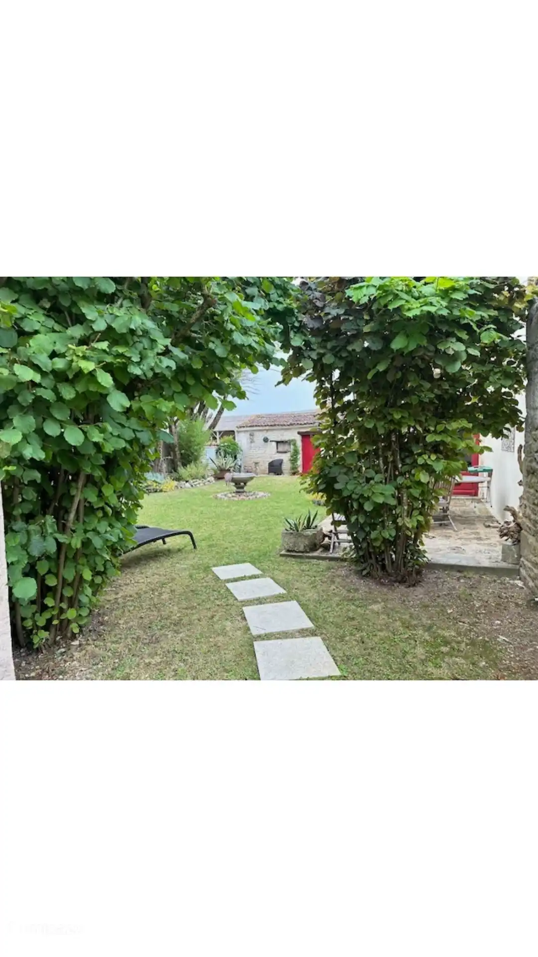 Varias vistas románticas en el amplio jardín.