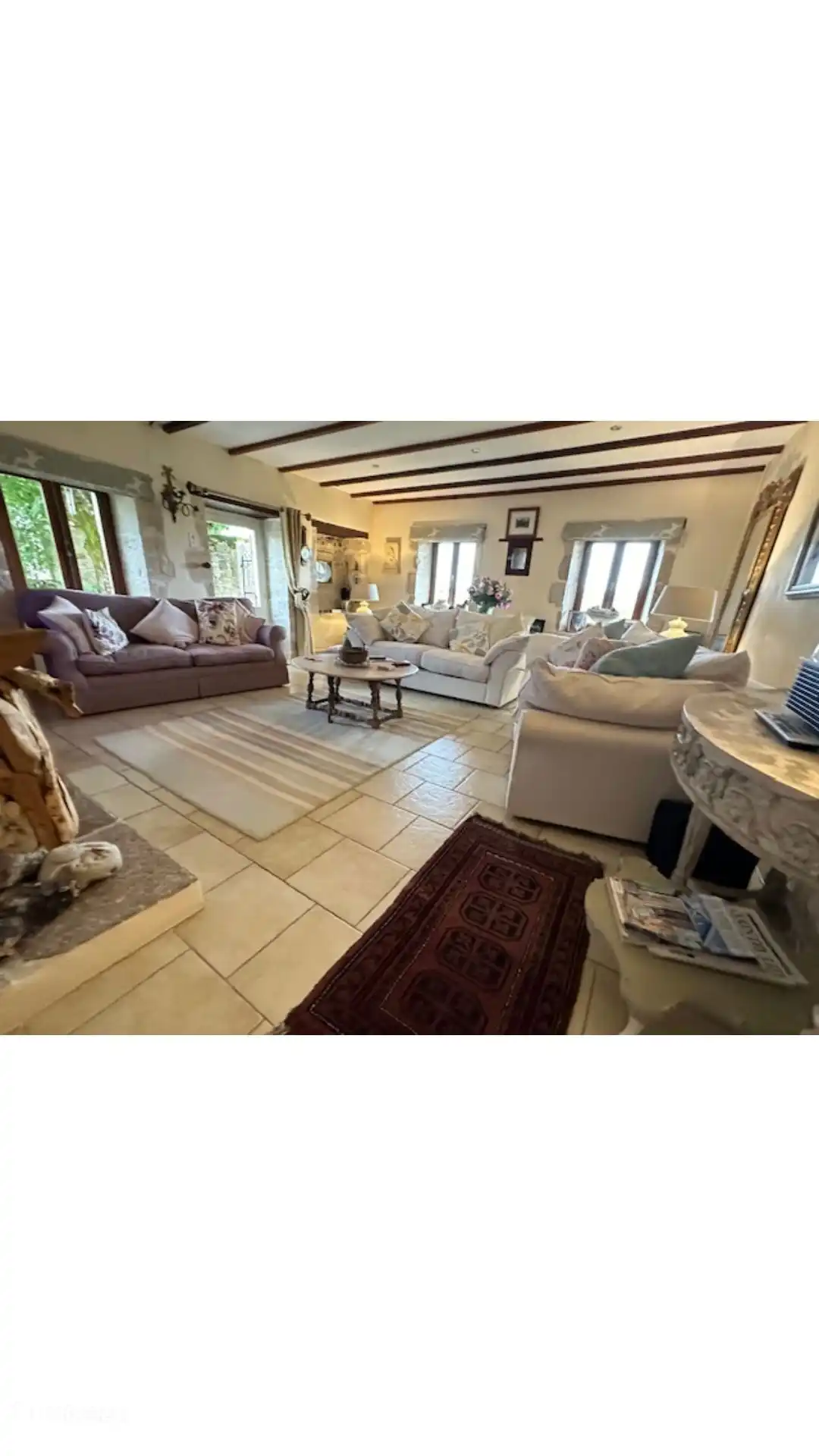 Tu salón con fuego de leña, televisor de pantalla plana y muchos asientos cómodos para 8 personas.