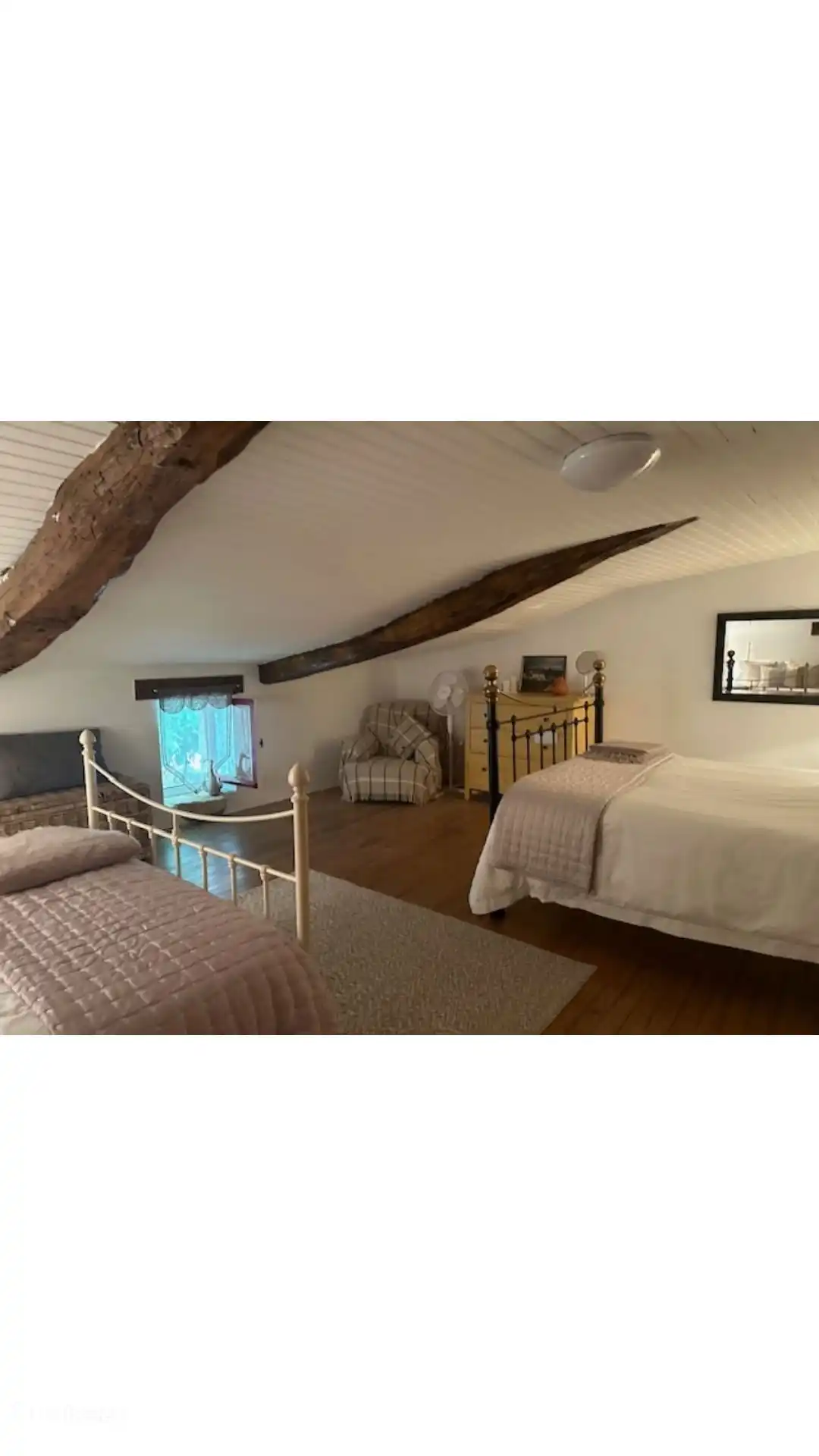 Dormitorio acogedor y espacioso para varias personas.