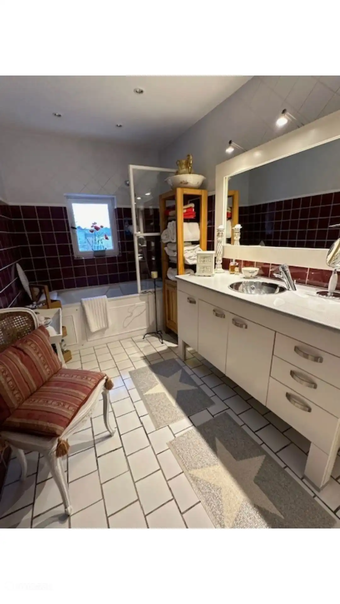 La casa cuenta con 2 baños espaciosos con baño privado y 2 aseos.