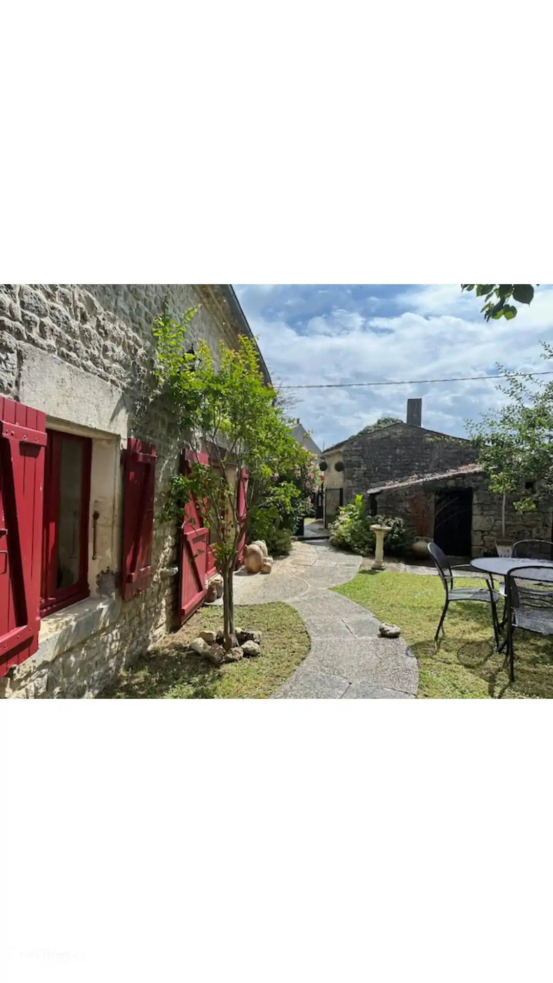 Un jardín encantador para desayunar, cenar o simplemente disfrutar del sol fuera.