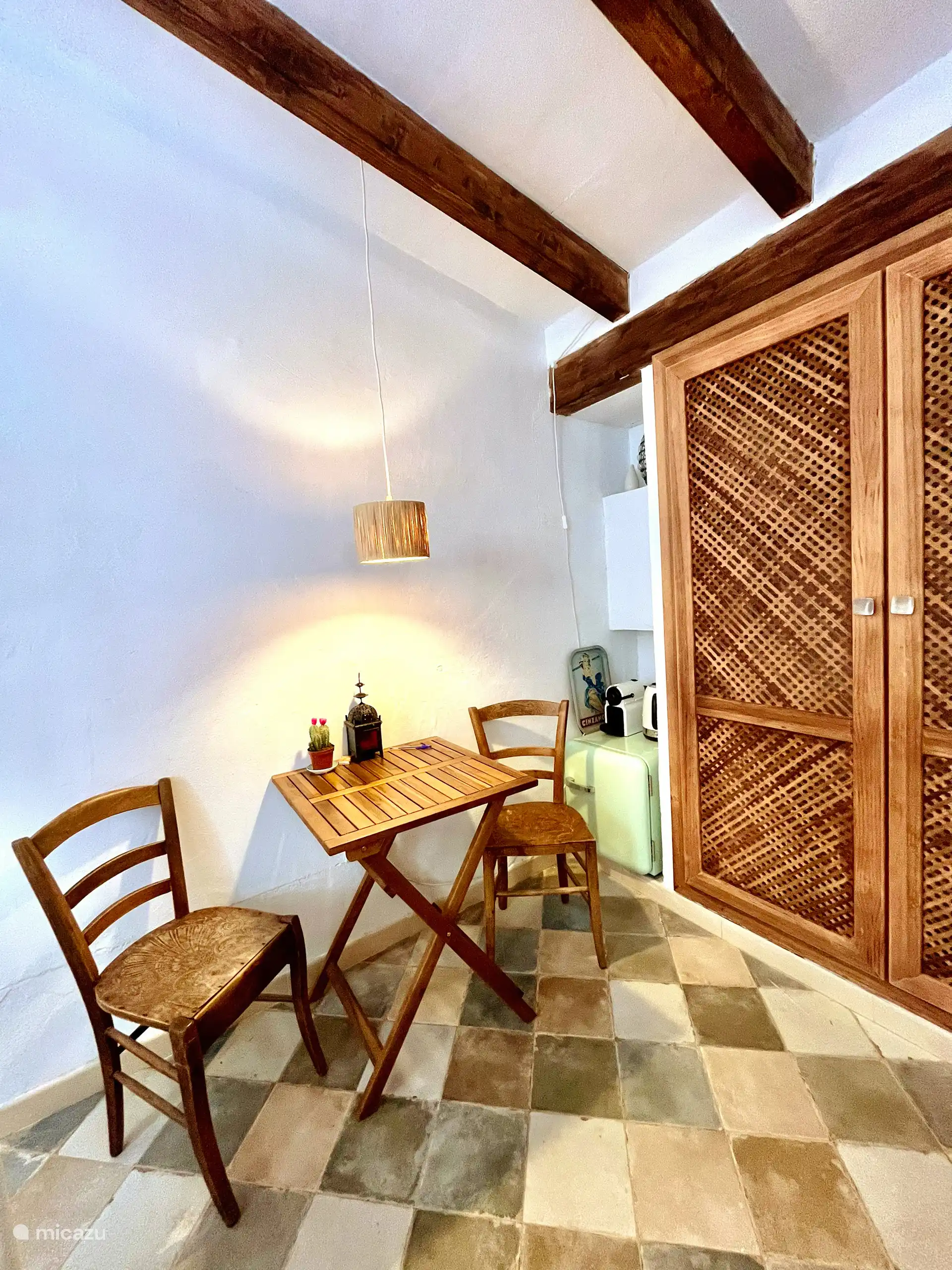 table à manger avec 2 chaises, réfrigérateur, installations pour café et thé, armoire