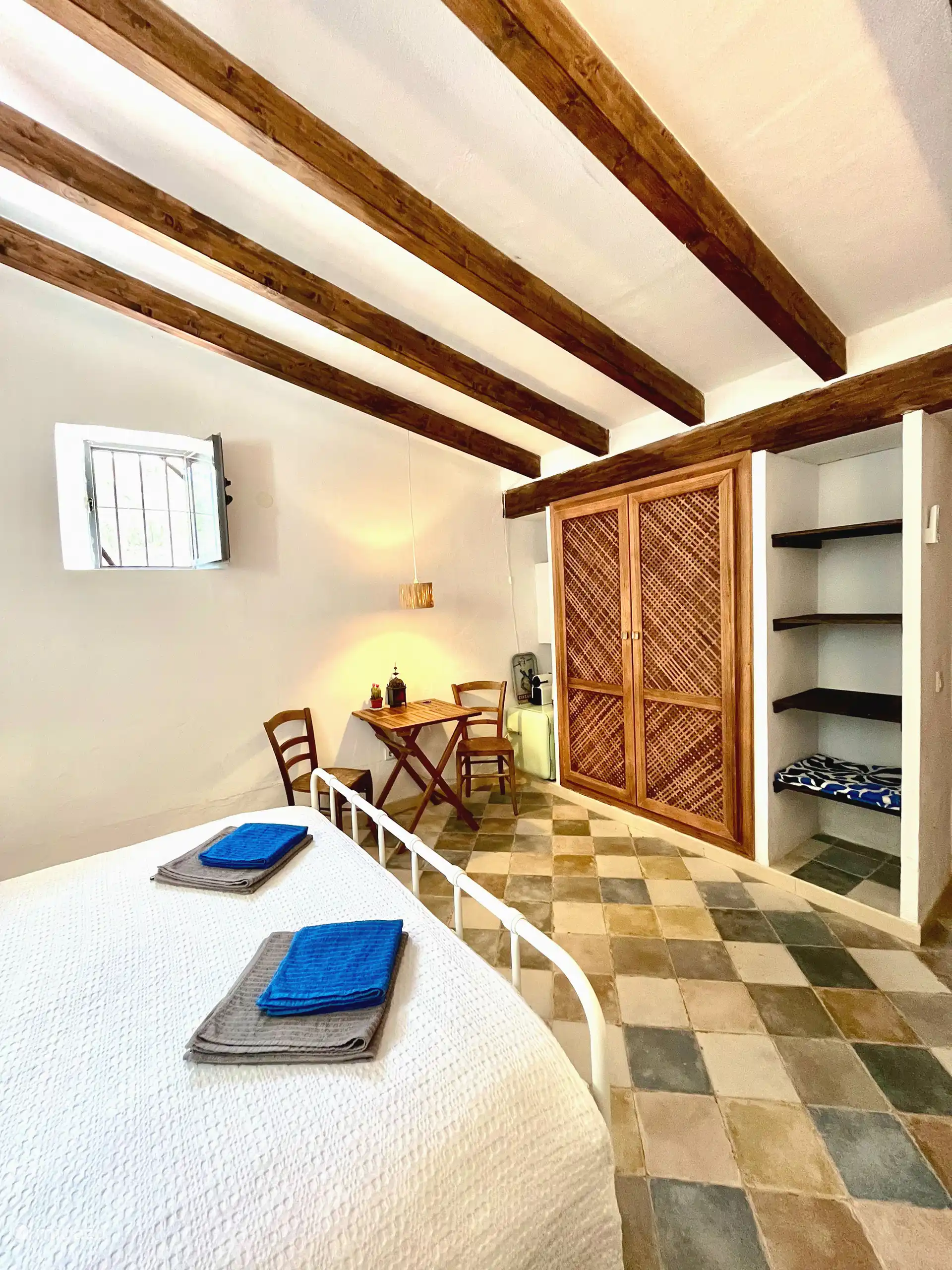 Lit double, coin salon, frigo, cafés et préparateurs de thé, armoire