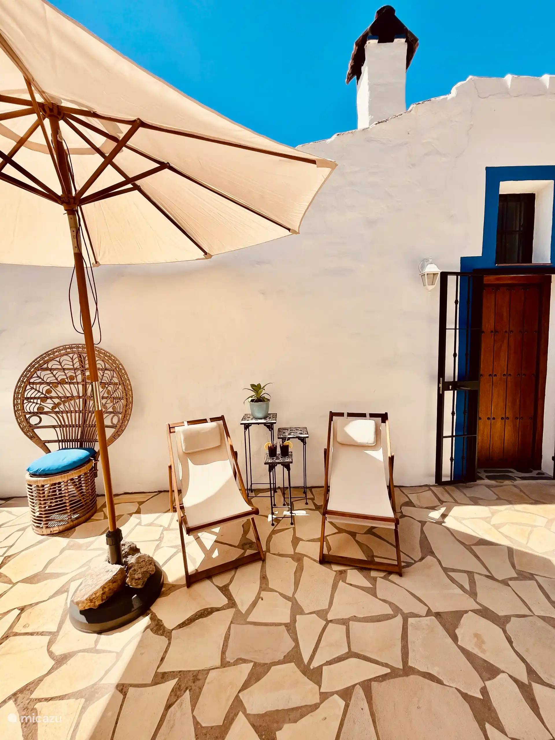 Terrasse privée avec fauteuils paresseux et parasol