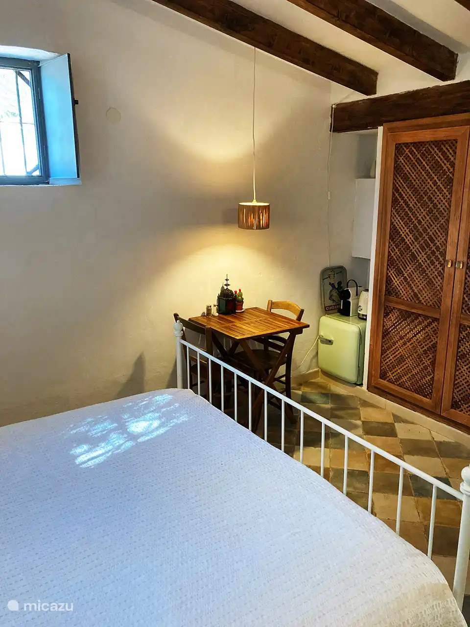 bed, zithoek, koelkast, koffie- & theefaciliteiten