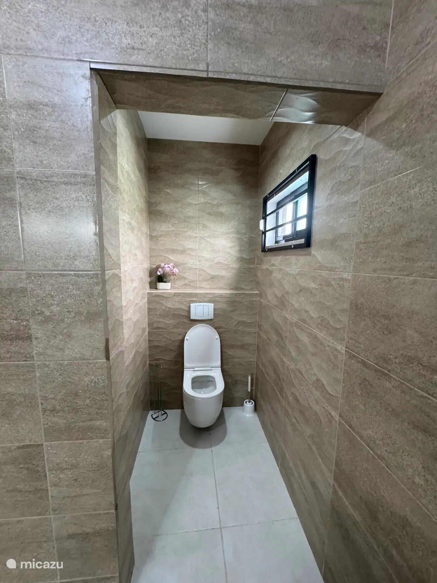 Hängende Toilette am eigenen Badezimmer