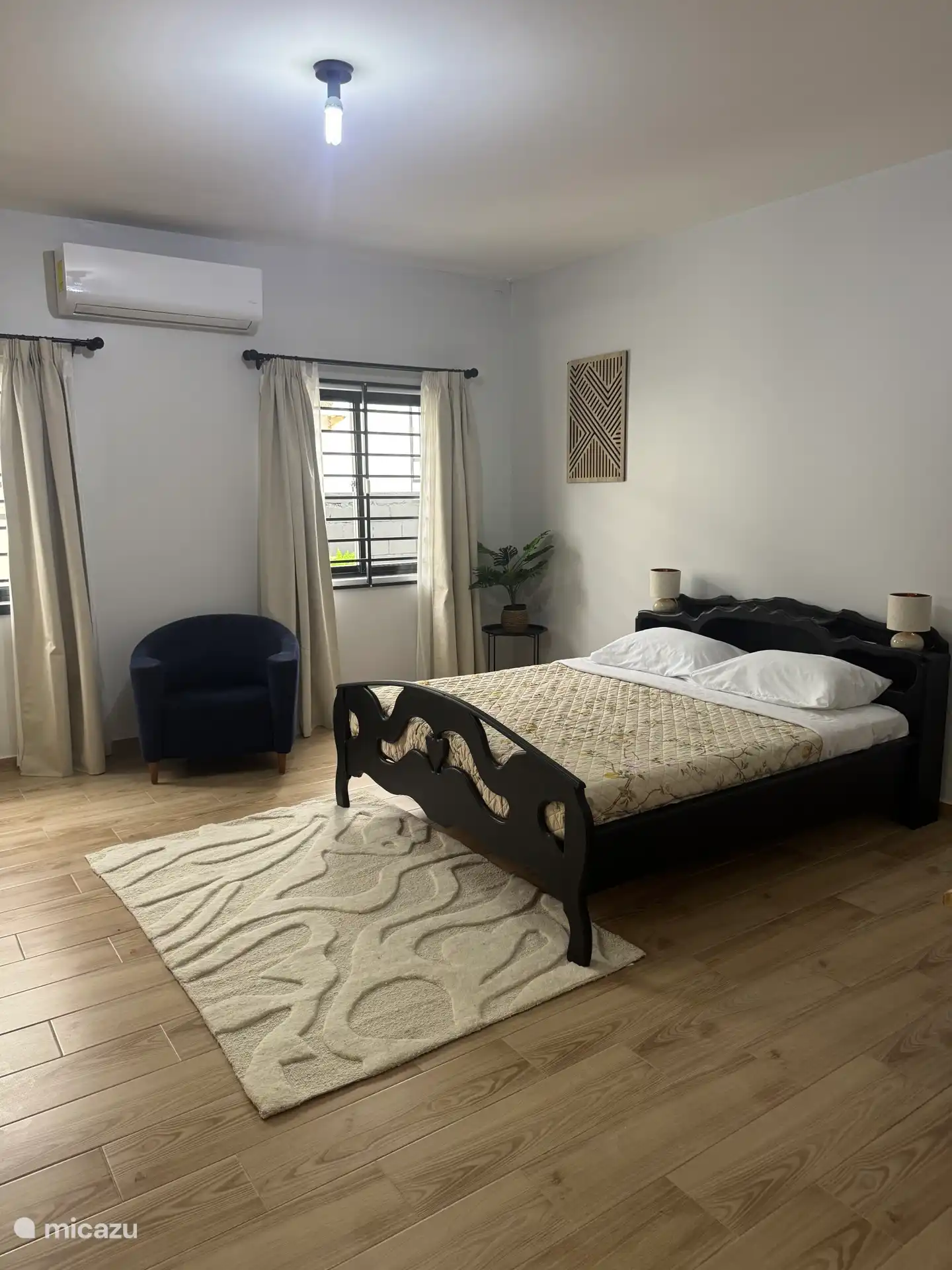 Geräumiges Hauptschlafzimmer mit eigenem Bad und großzügigem begehbarem Kleiderschrank