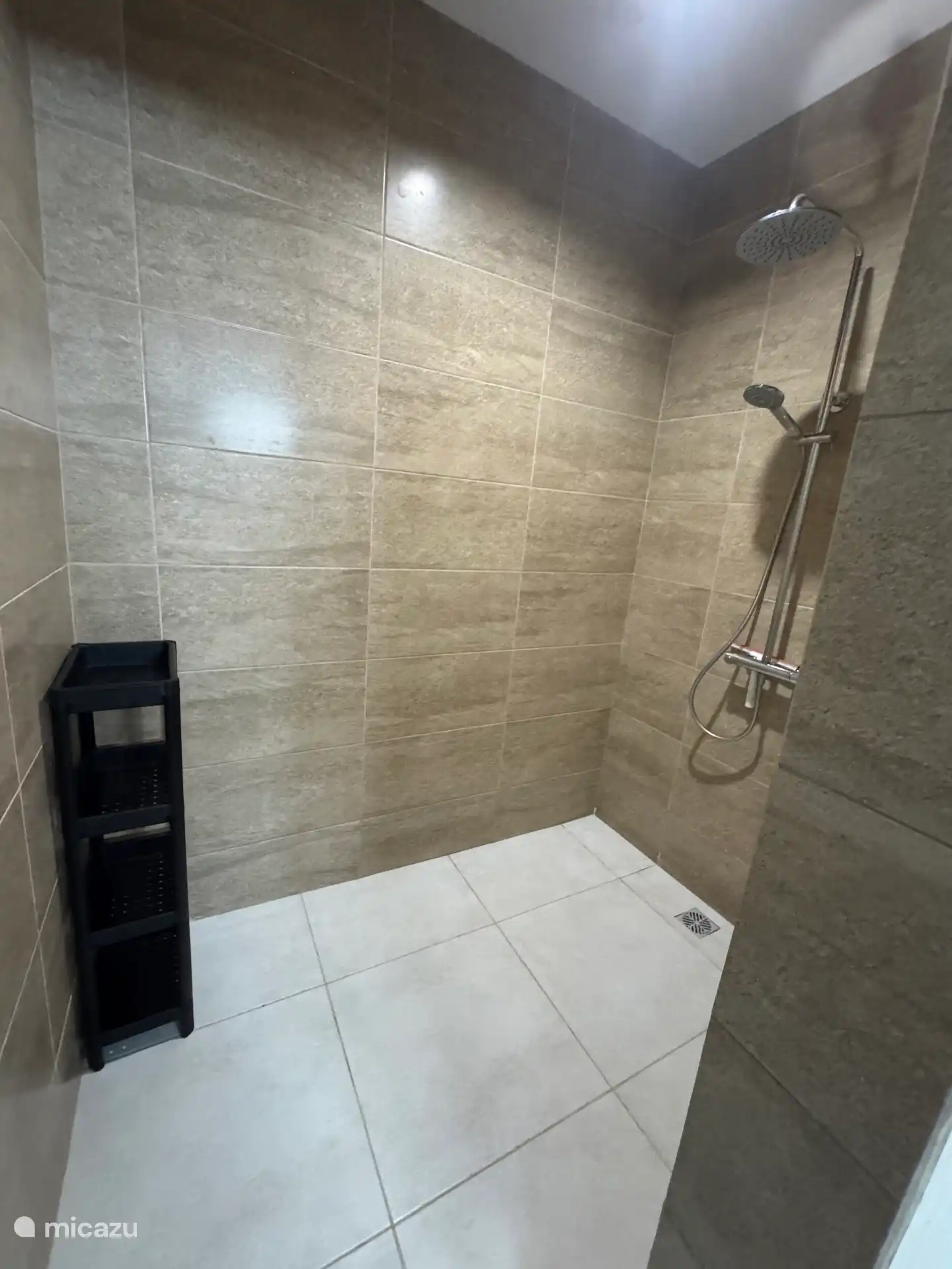 Badezimmer mit eigenem Duschbereich mit Regendusche und Handdusche
