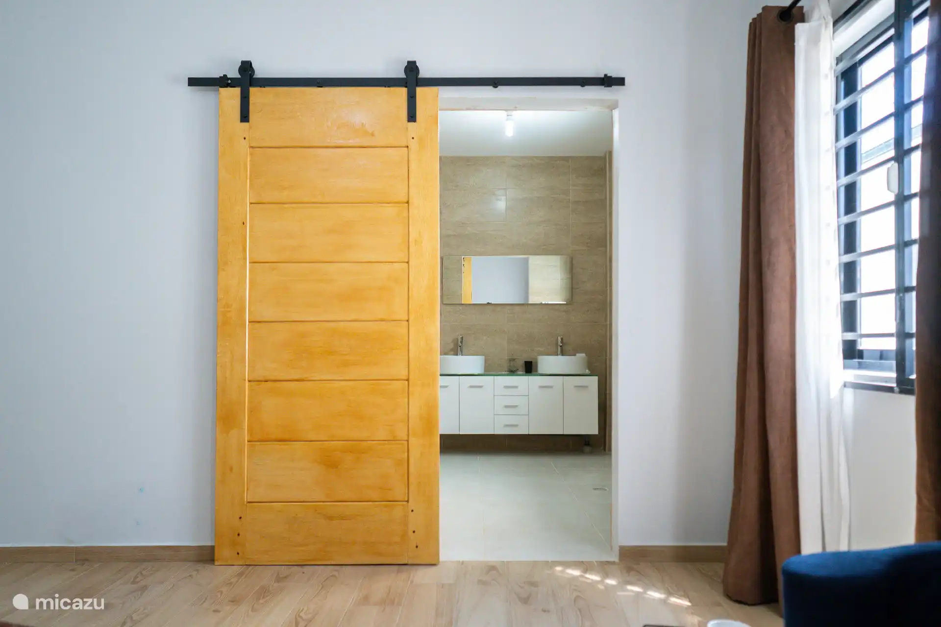 Sliding door to en-suite bathroom
