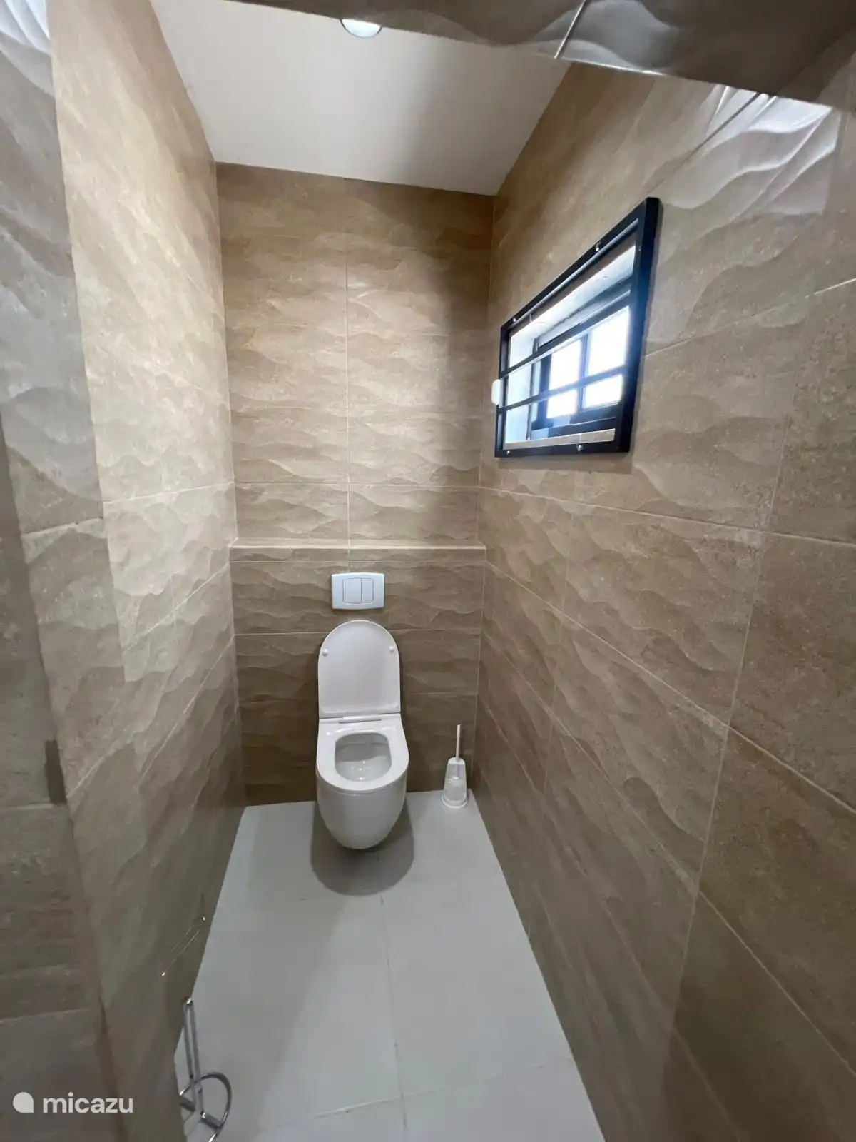 Badkamer en-suite met modern hangtoilet