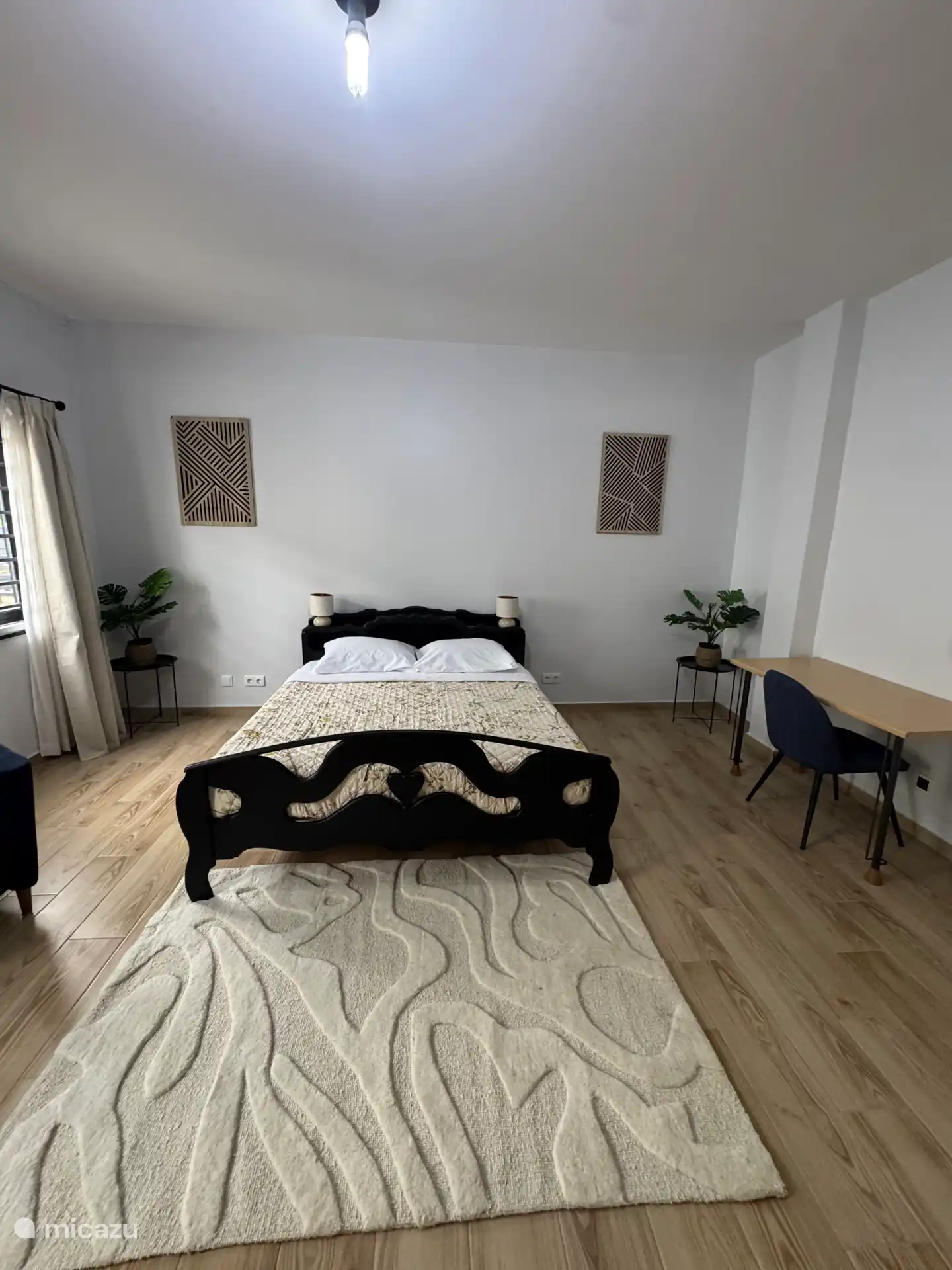 Geräumiges Hauptschlafzimmer mit eigenem Bad und großzügigem begehbarem Kleiderschrank