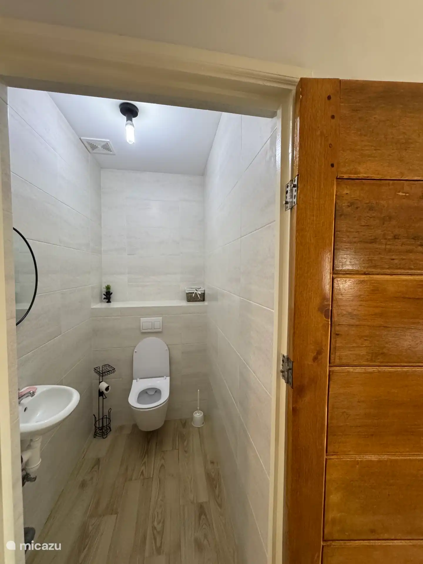 Separater Toilettenraum mit moderner hängender Toilette